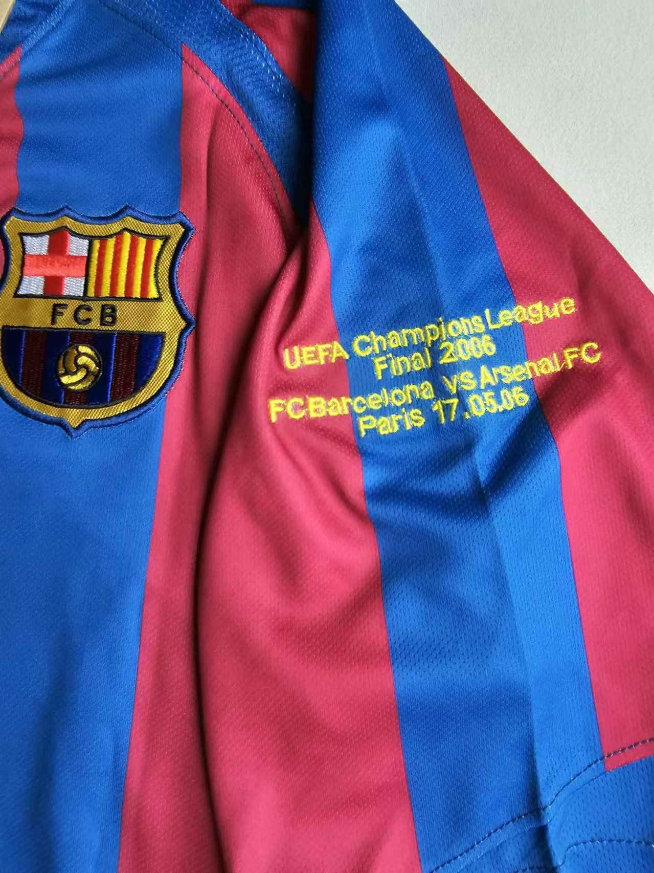 Other 2005 06 Barcelona 10 Ronaldinho Jersey Home Size US XL / EU 56 / 4 - 3 Thumbnail