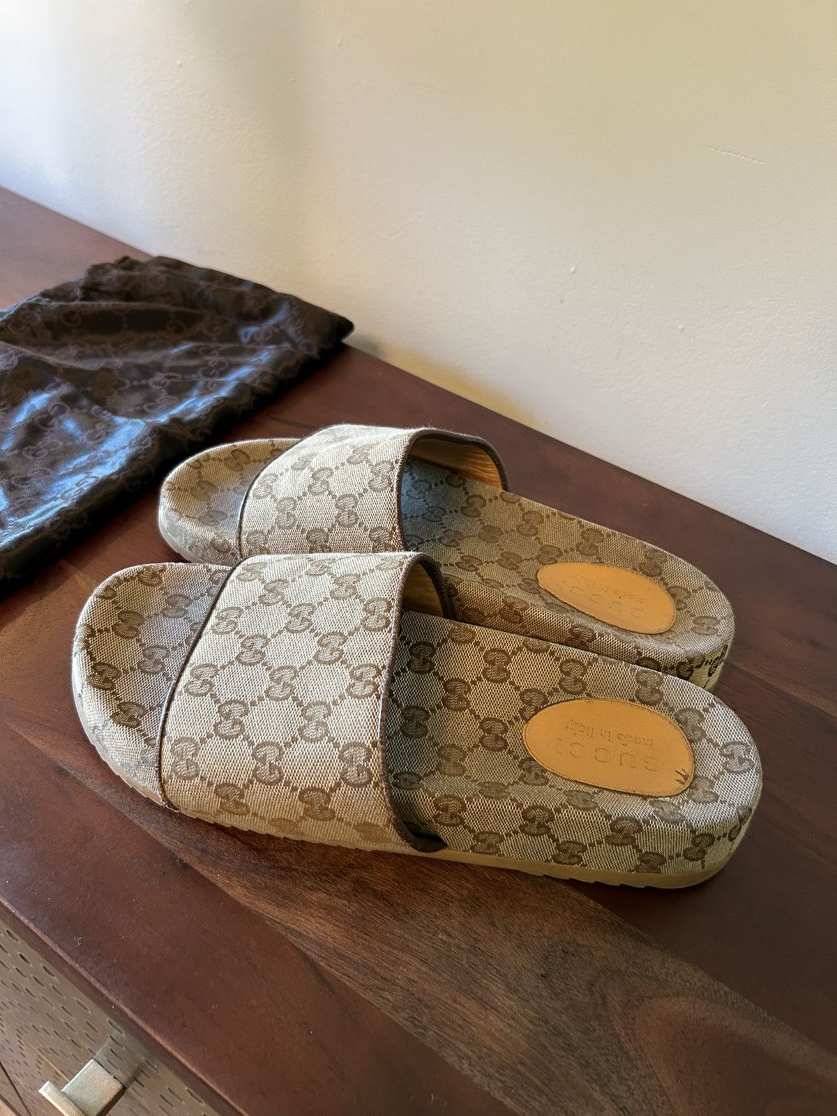 グッチ　靴 Gucci Men's Slide Sandals with Gucci Logo | Grailed