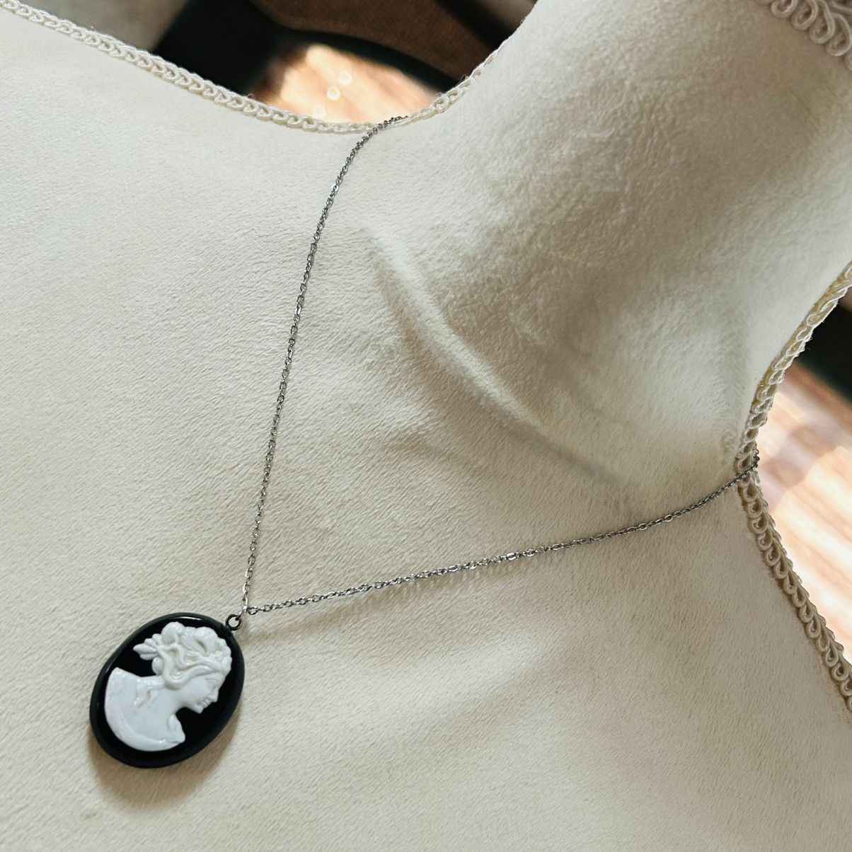 Vintage Vintage black and white Victorian lady cameo necklace Size ONE SIZE - 2 Thumbnail