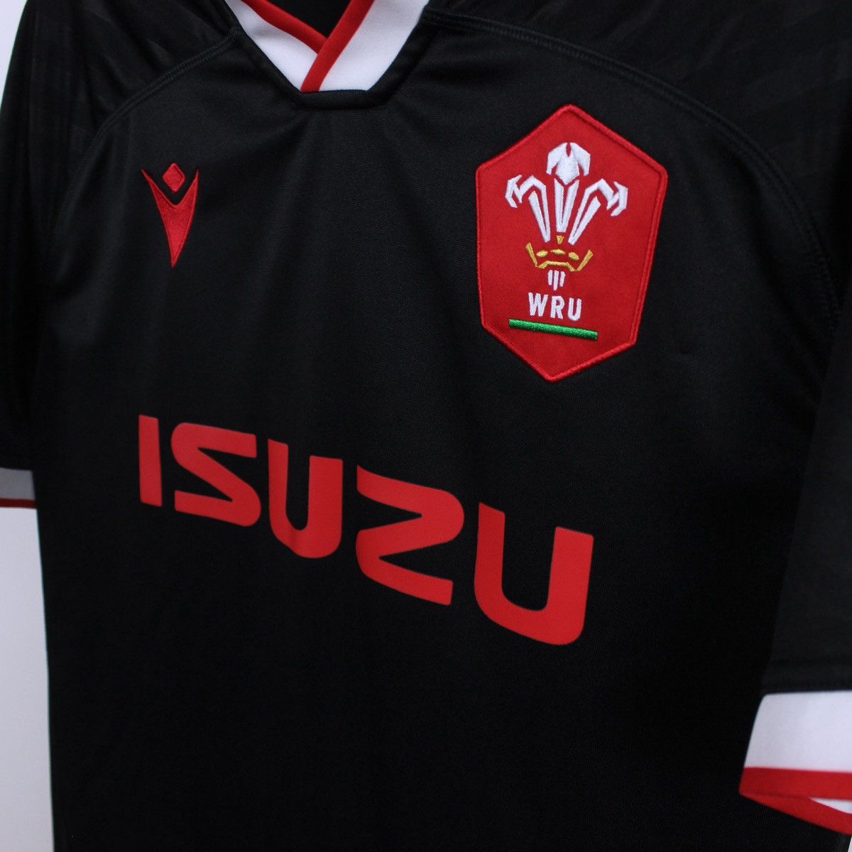 Macron Macron Wales WRU Rugby Jersey Black ISUZU Size US L / EU 52-54 / 3 - 4 Thumbnail