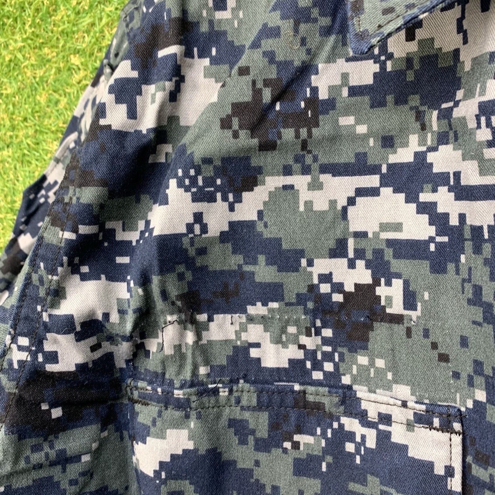 Vintage Vintage US Navy Military Jacket Short Blue Digital Camo 90s Army Casual Workwear Men Size 39 Size US 39 - 4 Thumbnail