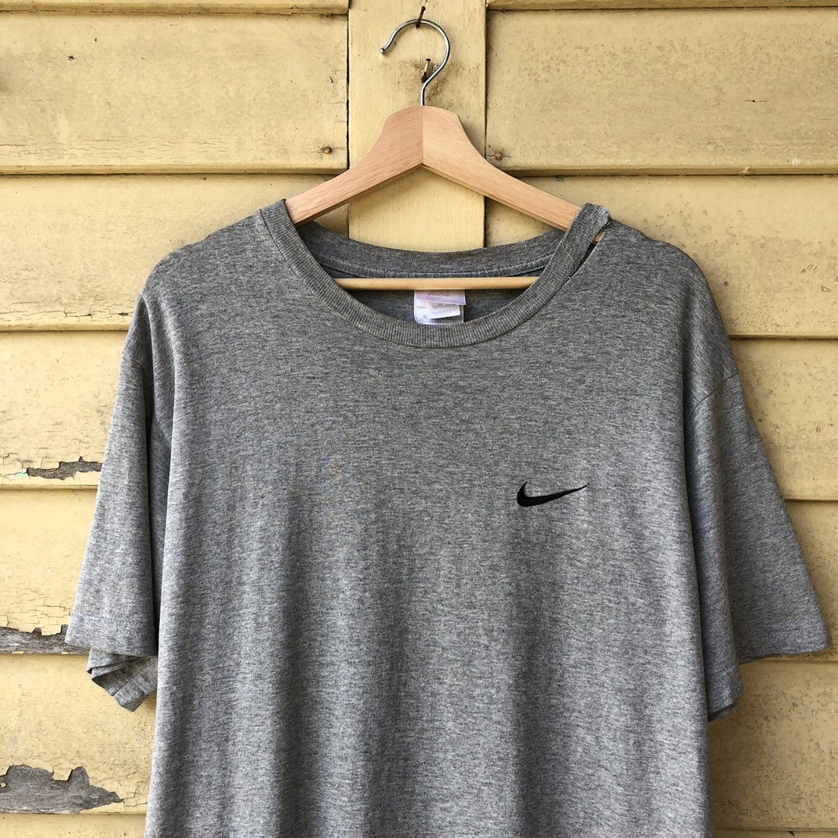 Vintage Thrashed Vintage 90s NIKE Small Logo Tshirt Size US M / EU 48-50 / 2 - 3 Thumbnail