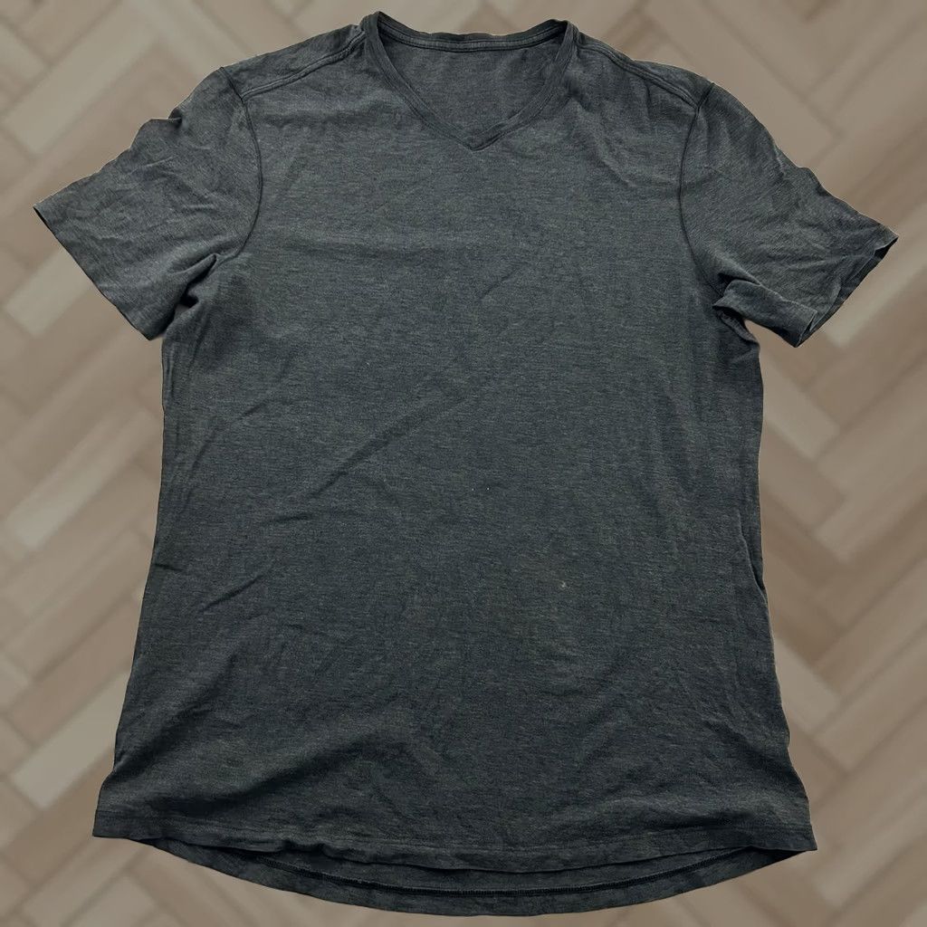 Lululemon Lululemon Short Sleeve T-Shirt V-Neck Men Large Gray Shirt Men L V-Neck Activewear Short Sleeve T-Shirt Gray Size US L / EU 52-54 / 3 - 1 Thumbnail