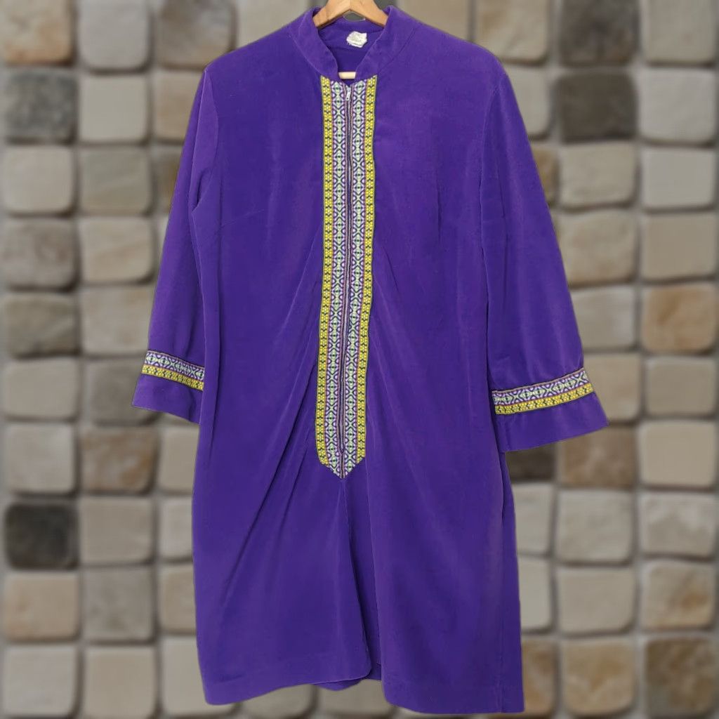 Vintage VINTAGE At Home Robe Womens L Night Gown Purple Yellow Woven Trim Zip 1970's House Coat Velour Polyester Size ONE SIZE - 1 Thumbnail