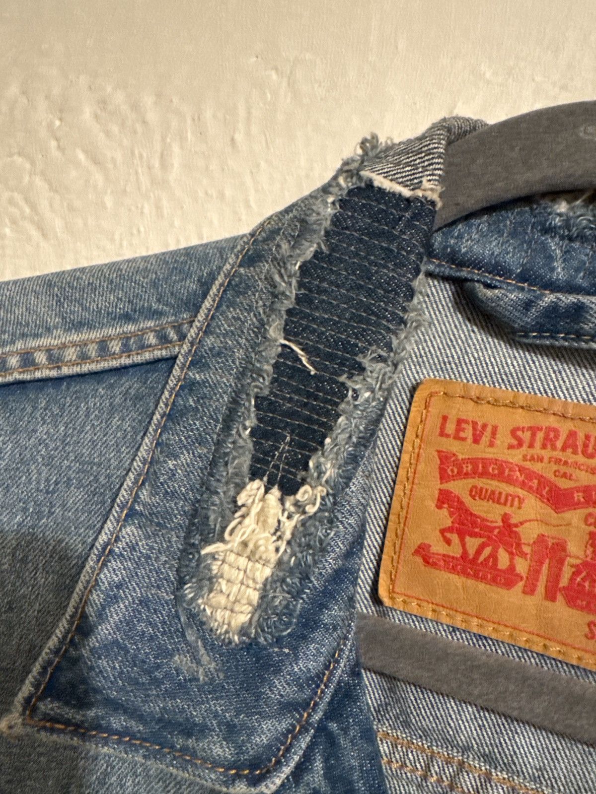Levi's Levi’s Distressed Denim Trucker Jacket – Vintage Fade Size US S / EU 44-46 / 1 - 4 Thumbnail