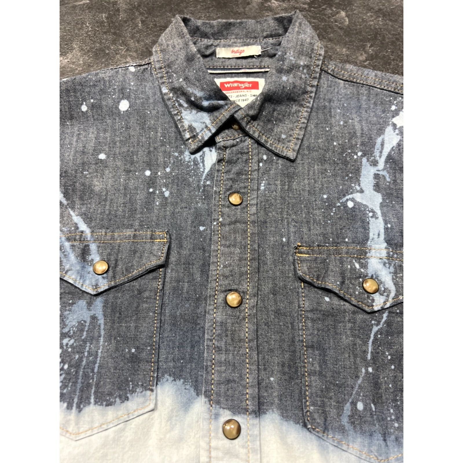 Wrangler Wrangler Indigo Denim Shirt Faded Acid Wash Pearl Snap Medium M Blue Denim Long Sleeve Button-Up Wrangler Mens Regular Pearl Snap Shirt M Size US M / EU 48-50 / 2 - 6 Thumbnail