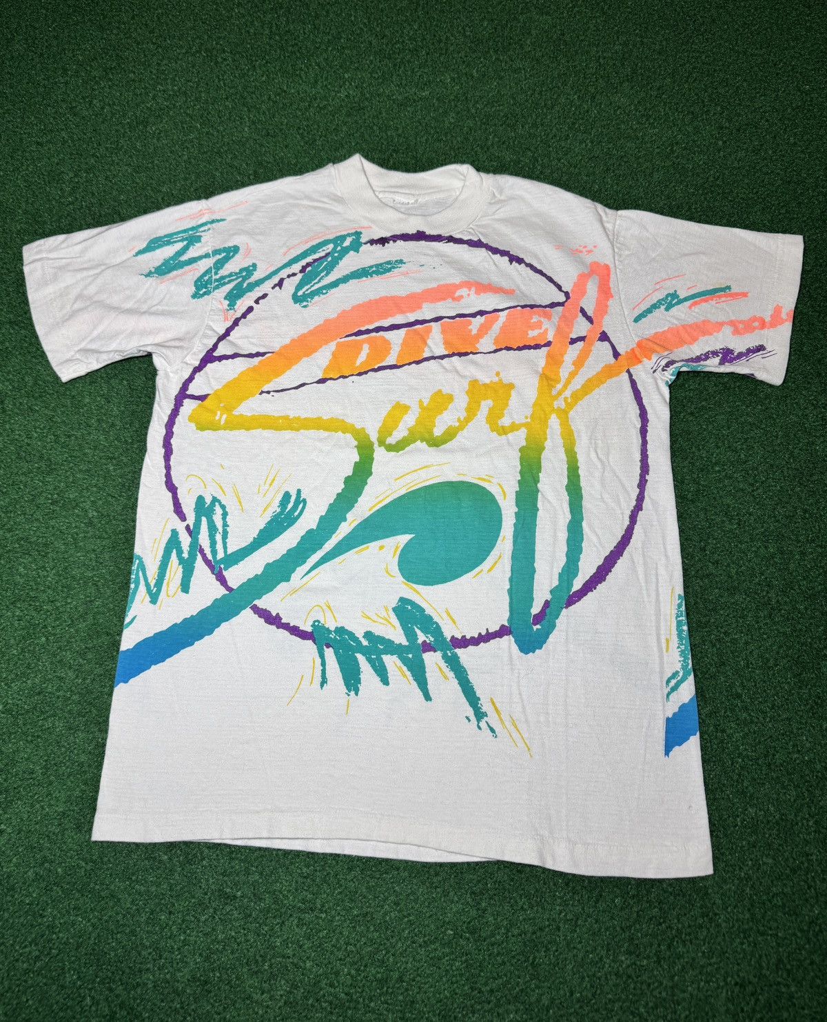 Vintage Surf Dive Aop Vintage 90s M/L 20x27 Beach Surfer T Shirt Size US L / EU 52-54 / 3 - 1 Thumbnail