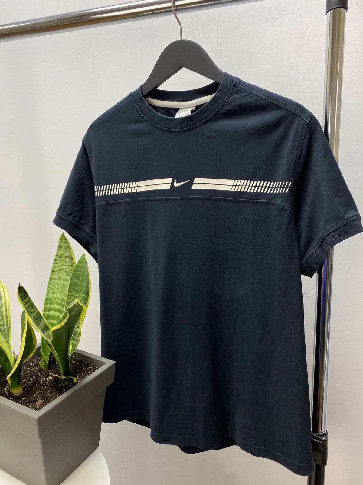 Vintage Vintage 90s Nike Centre Logo T Shirt Size US L / EU 52-54 / 3 - 2 Thumbnail