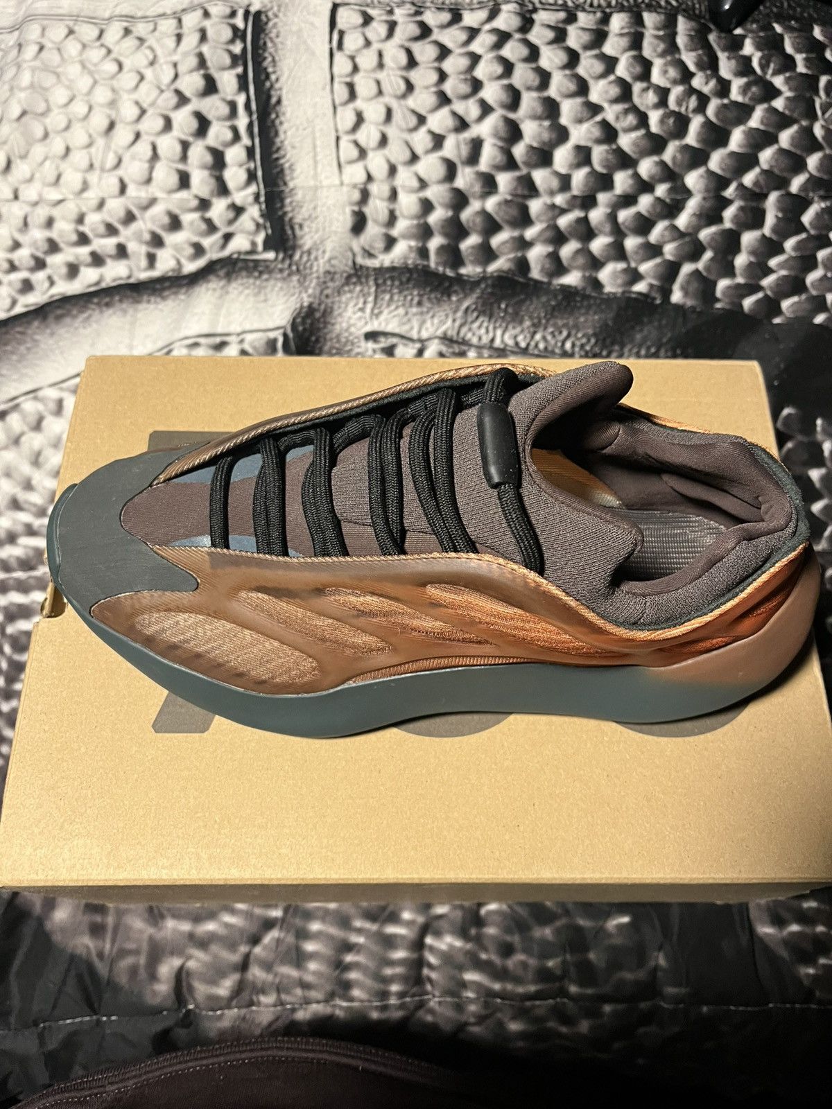 Kanye West × Yeezy YZY 700 v3 Copper Fade Size US 9 / EU 42 - 1 Thumbnail