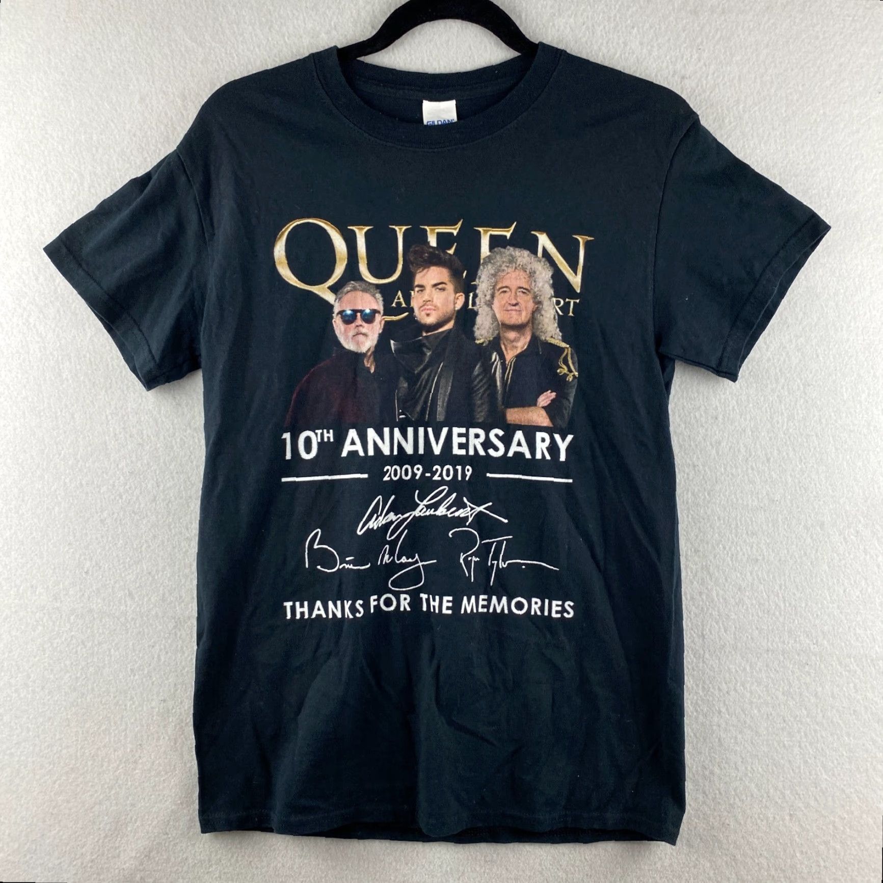 Gildan Queen Concert Shirt Small Mens Black Gildan T-Shirt Rock & Pop 10th Anniversary Signed CSS Sticker Logo Short Sleeve Top Mens Size US S / EU 44-46 / 1 - 2 Thumbnail