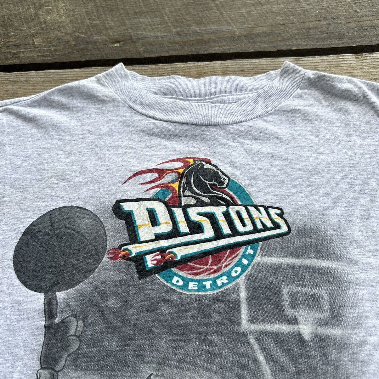 NBA Vintage 90s Detroit Pistons NBA Looney Tunes Taz T Shirt Size US XL / EU 56 / 4 - 7 Thumbnail