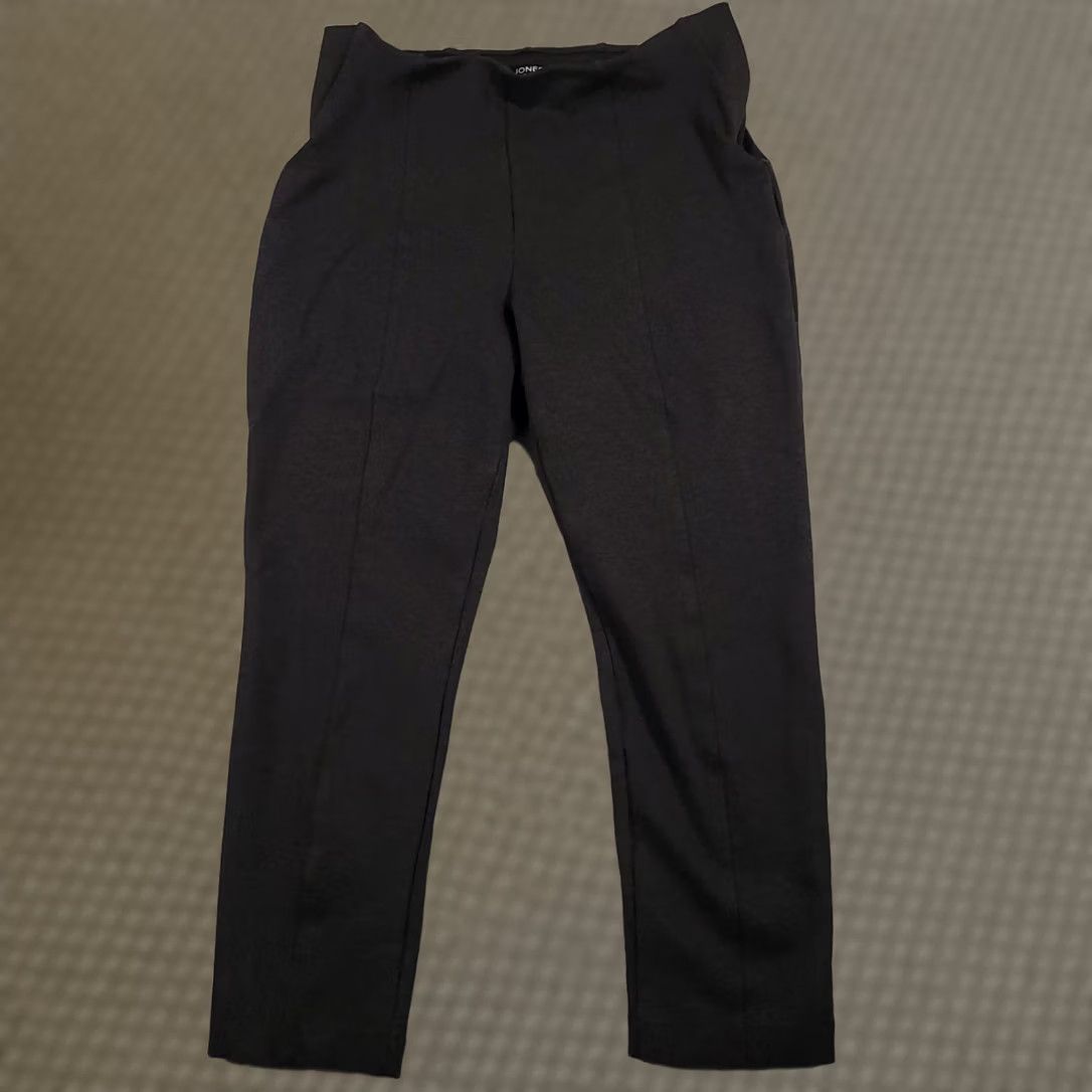 Jones New York Jones New York & Co Pull-On Capri Pants Women's 1X Plus Gray Skinny Stretch dress pants Womens 1X Plus Gray Skinny Stretch Size 40" / US 18 - 1 Thumbnail