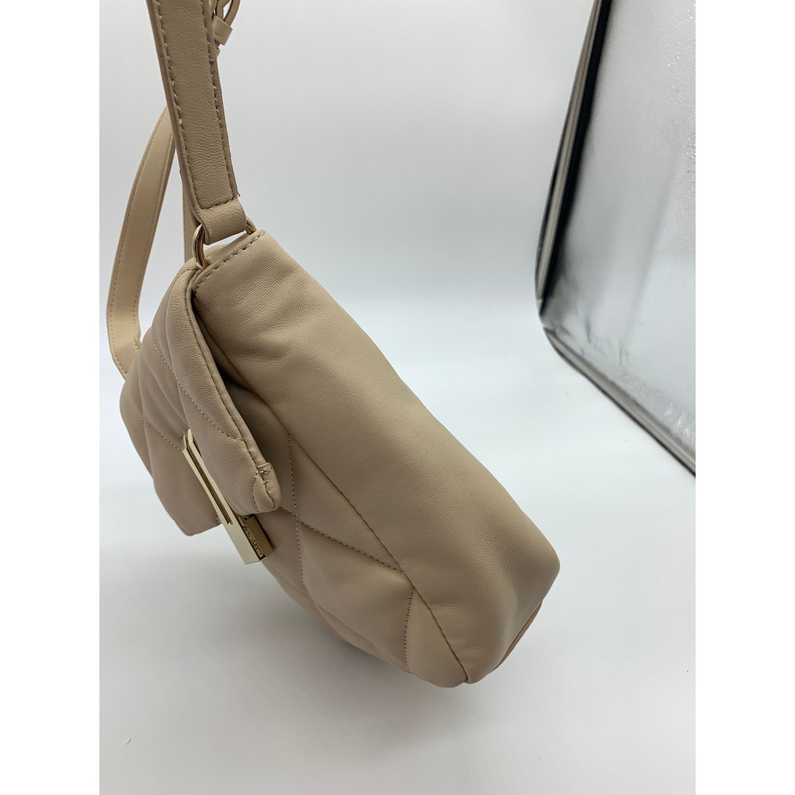 Vince Camuto Vince Camuto Quilted Leather Crossbody Doty Womens Purse Size ONE SIZE - 8 Thumbnail
