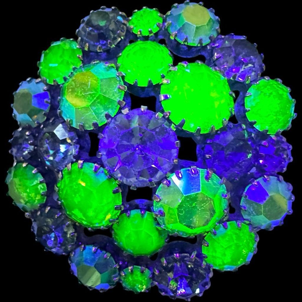 Vintage Vintage 1940’s URANIUM Glass & Green Aurora Borealis Circle Dogtooth Multi Dimensional Prong Set Brooch Pin Size ONE SIZE - 1 Thumbnail