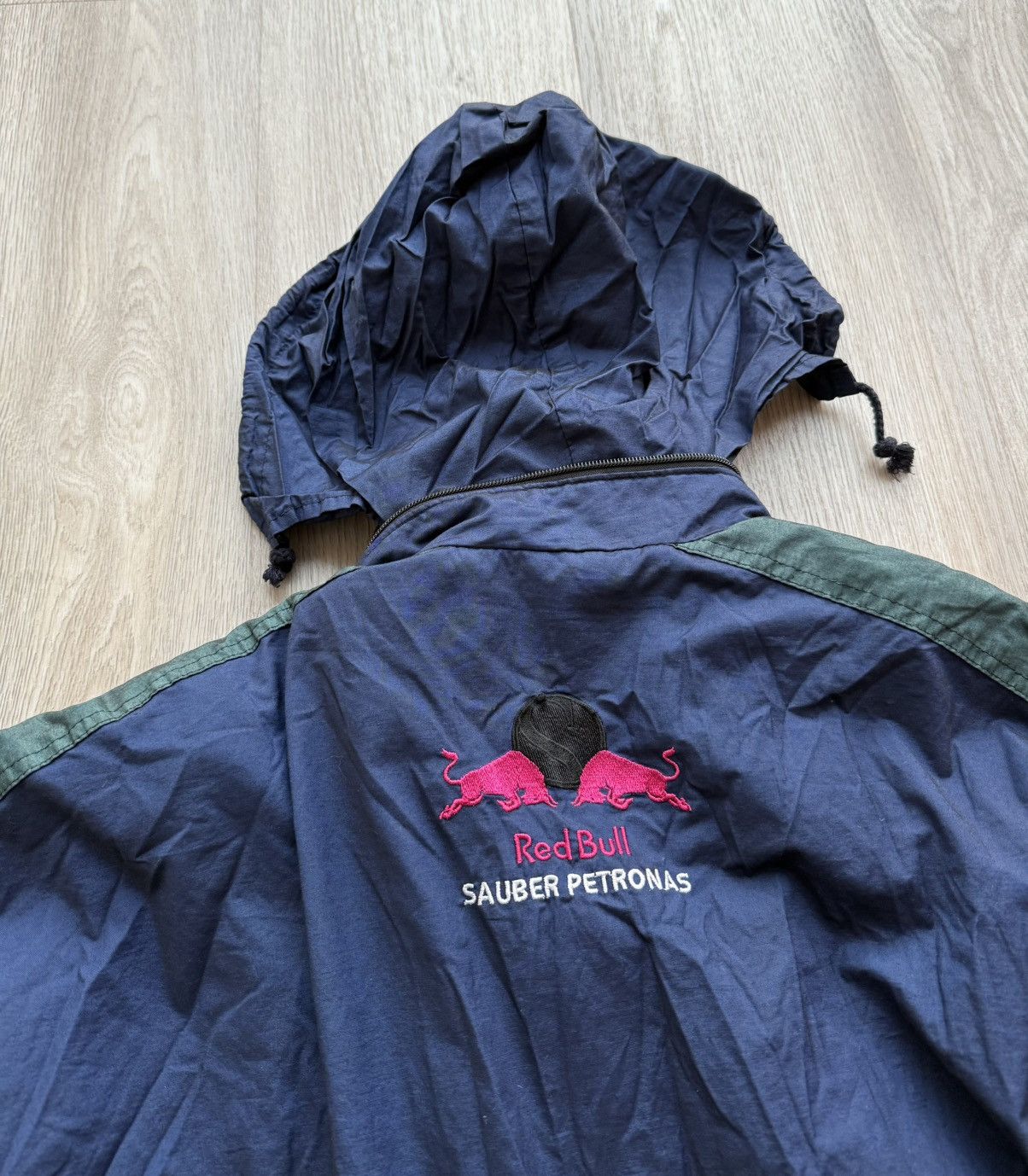 Red Bull Vintage Red Bull Sauber Petronas Malaysia Jacket Size US L / EU 52-54 / 3 - 14 Thumbnail