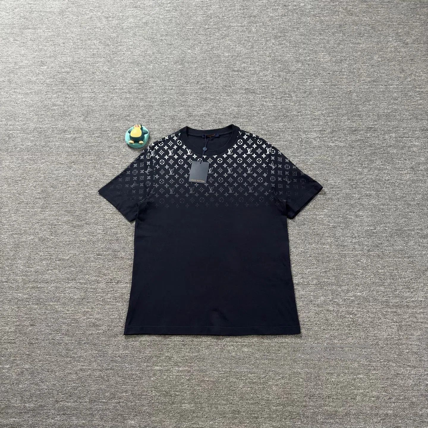 Louis Vuitton LV 2024 Navy Gradient Print Short-Sleeve. Size US XL / EU 56 / 4 - 1 Thumbnail