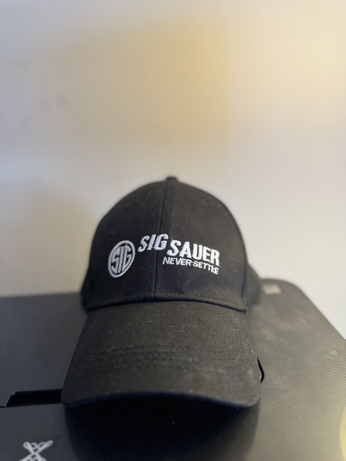 Vintage Embroidered Sig Sauer "Never Settle" Baseball Cap Black Size ONE SIZE - 1 Thumbnail