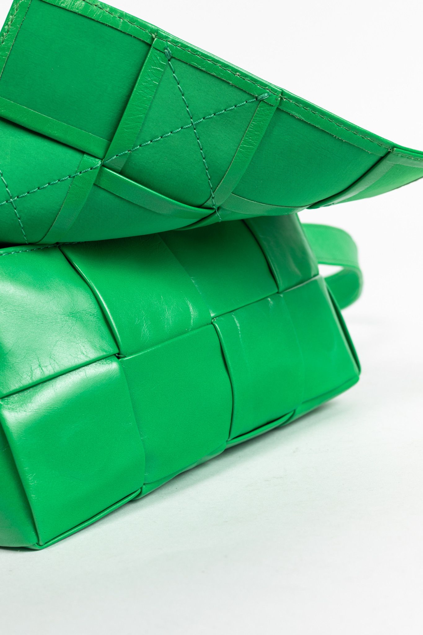 Bottega Veneta Bottega Veneta Cassette Mini Green Intreccio-Woven Belt Bag Size ONE SIZE - 9 Thumbnail