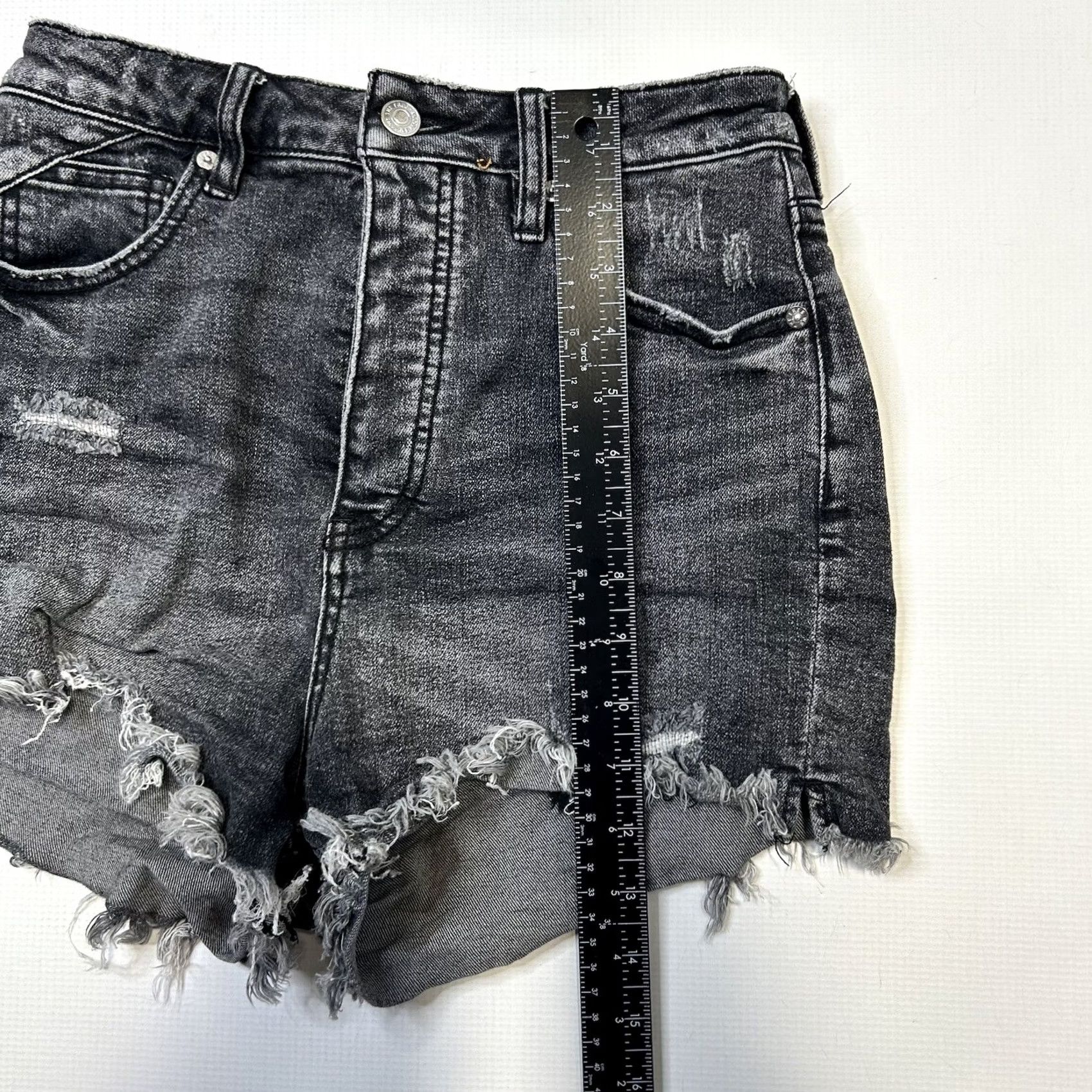 Vintage VINTAGE WE THE FREE Distressed High Rise Cut-Off Jean Shorts 28 Black Size 28" / US 6 / IT 42 - 6 Thumbnail