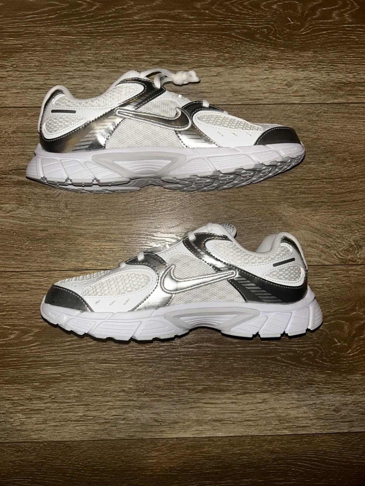 Nike Nike V5 Rnr (GS) Size US 7 / EU 40 - 2 Thumbnail