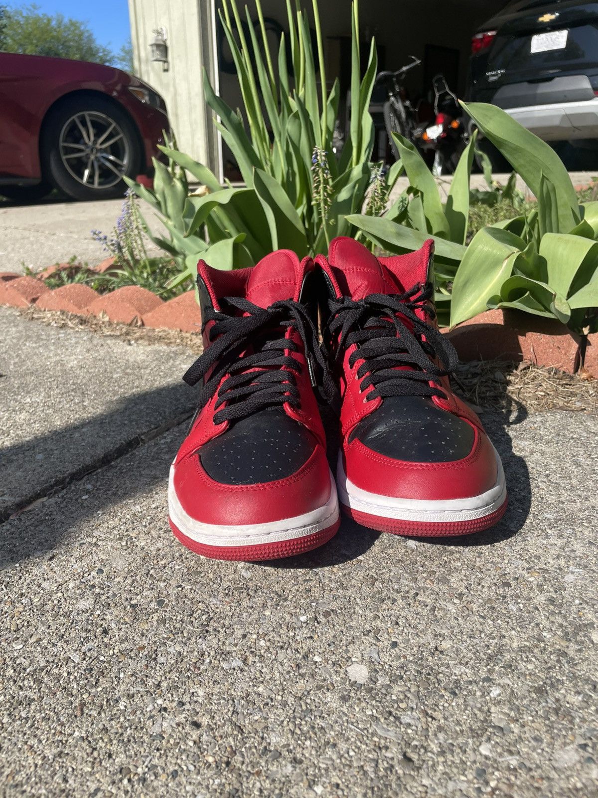Jordan Brand × Nike Air Jordan 1 reverse bred mid Size US 9 / EU 42 - 4 Thumbnail