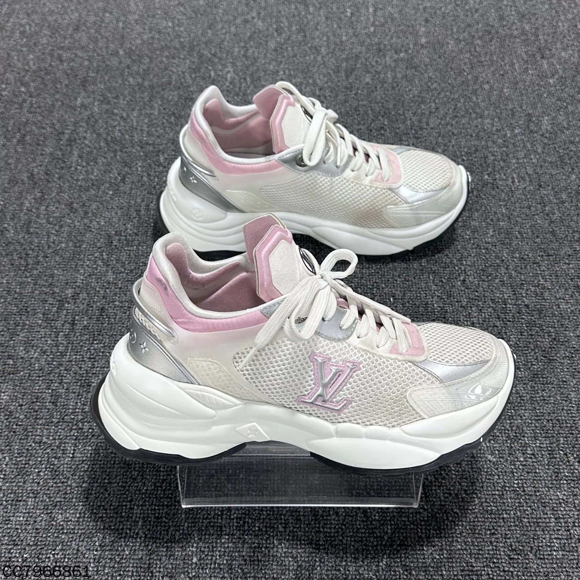 Louis Vuitton LV run55 pink & white women's dad shoe 36 98 new Size US 5.5 / IT 35.5 - 4 Thumbnail