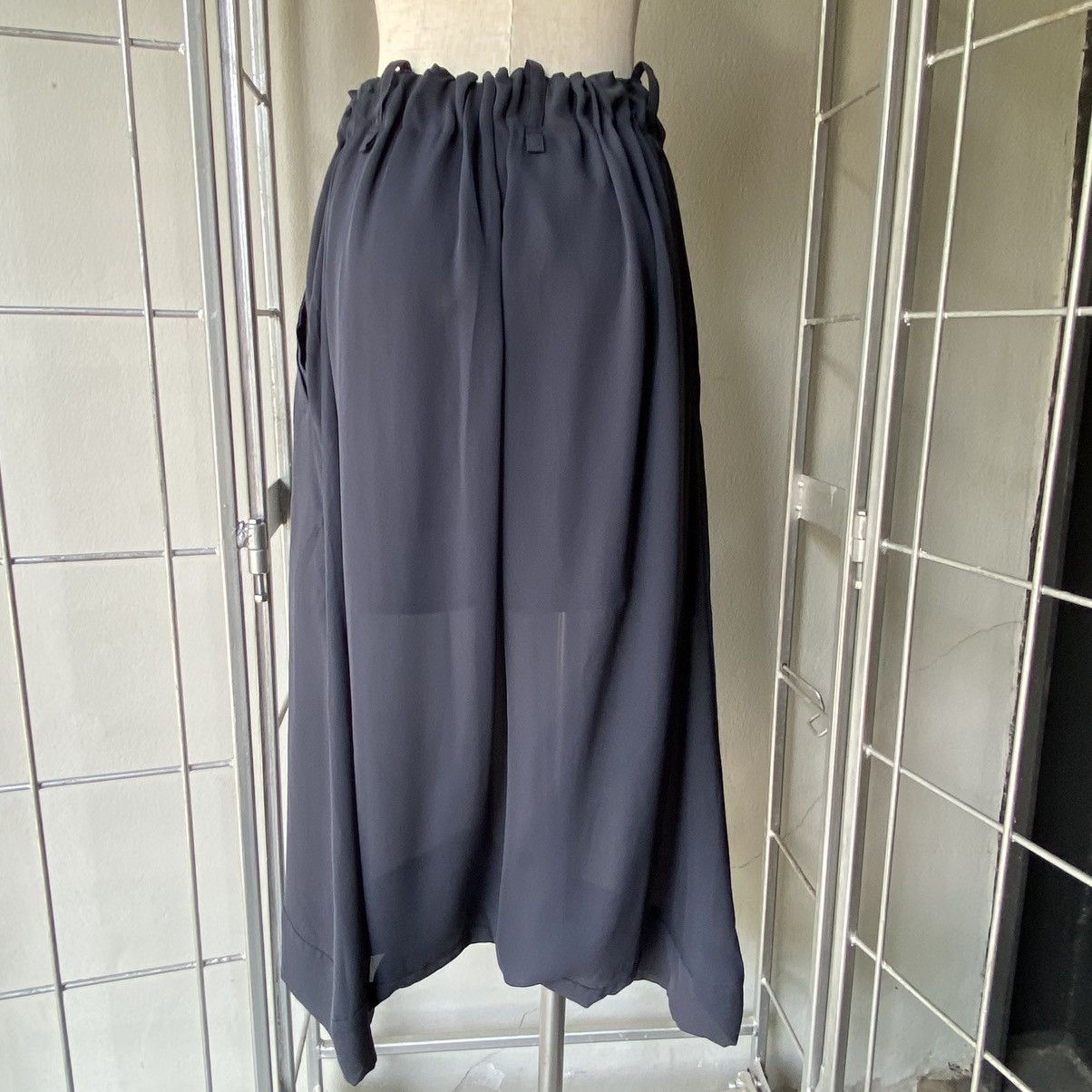 Issey Miyake ISSEY MIYAKE Dark Gray Chiffon Skort with Smocked Waist Size 27" / US 4 / IT 40 - 4 Thumbnail