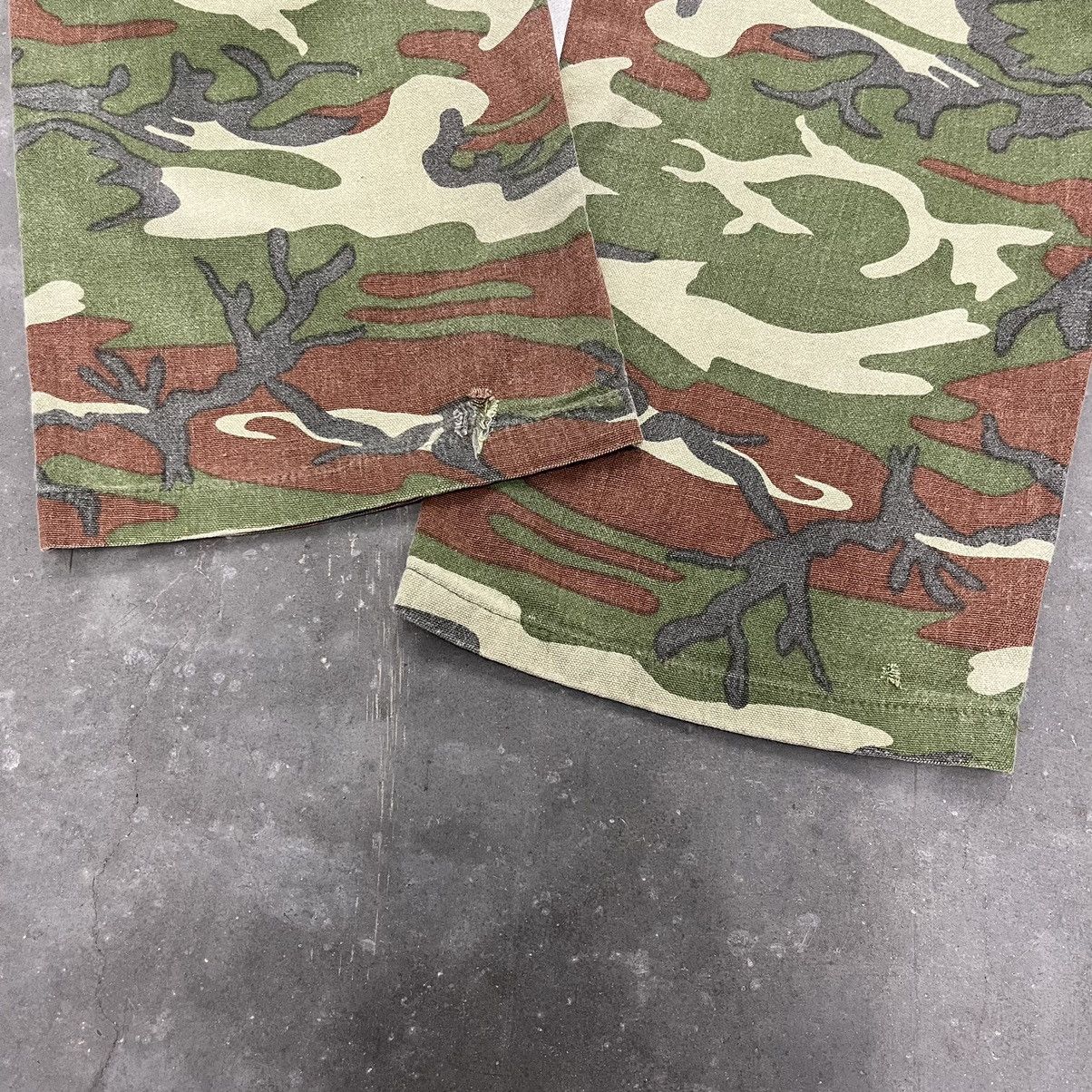 Vintage Vintage Camo Distressed Baggy Skate Work Wear Pants Size US 34 / EU 50 - 16 Thumbnail