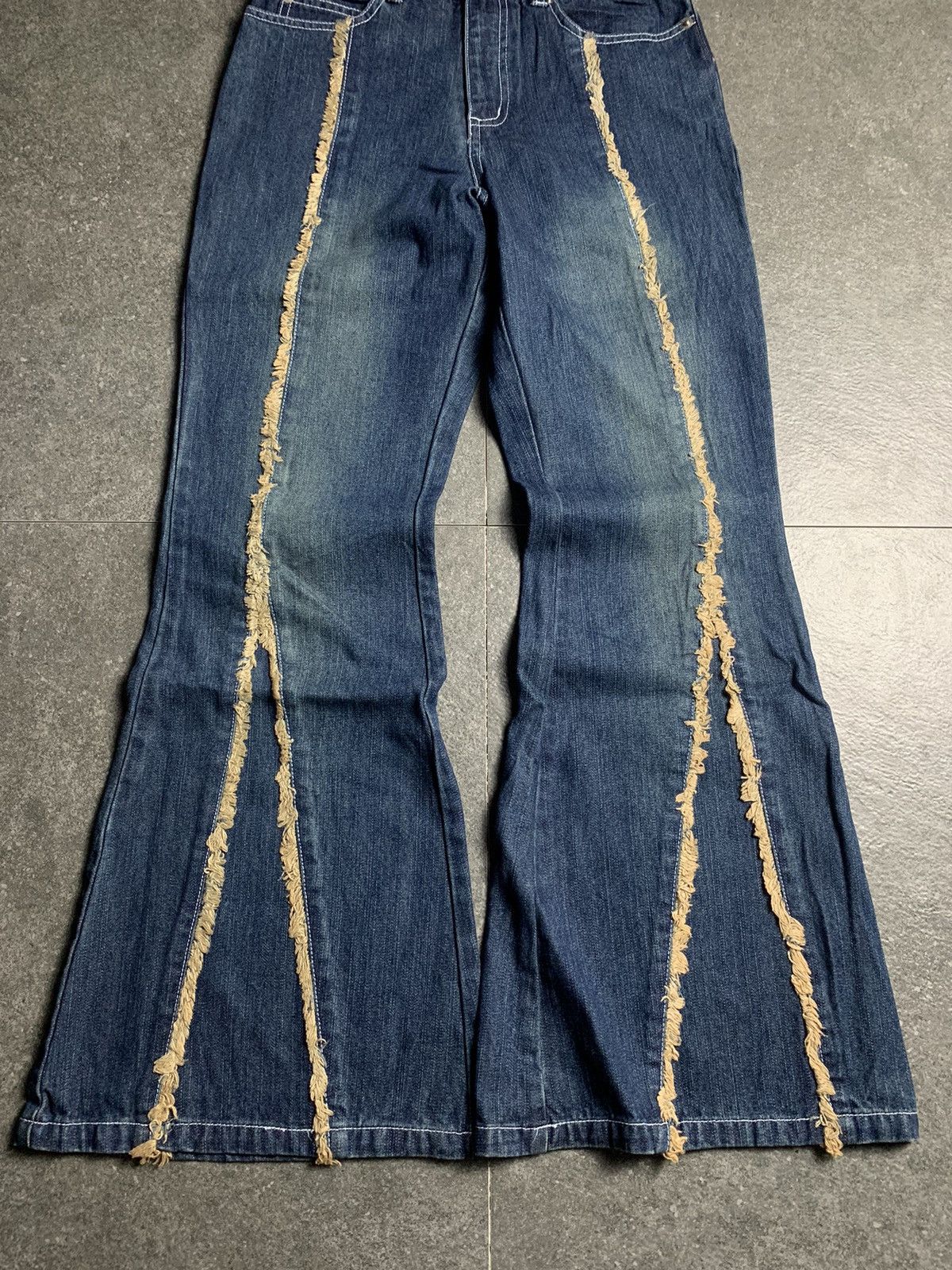 If Six Was Nine × Japanese Brand × Le Grande Bleu (L.G.B.) 2000s Japanese Brand Frayed-seam Super Flared Jeans Size US 27 - 4 Thumbnail