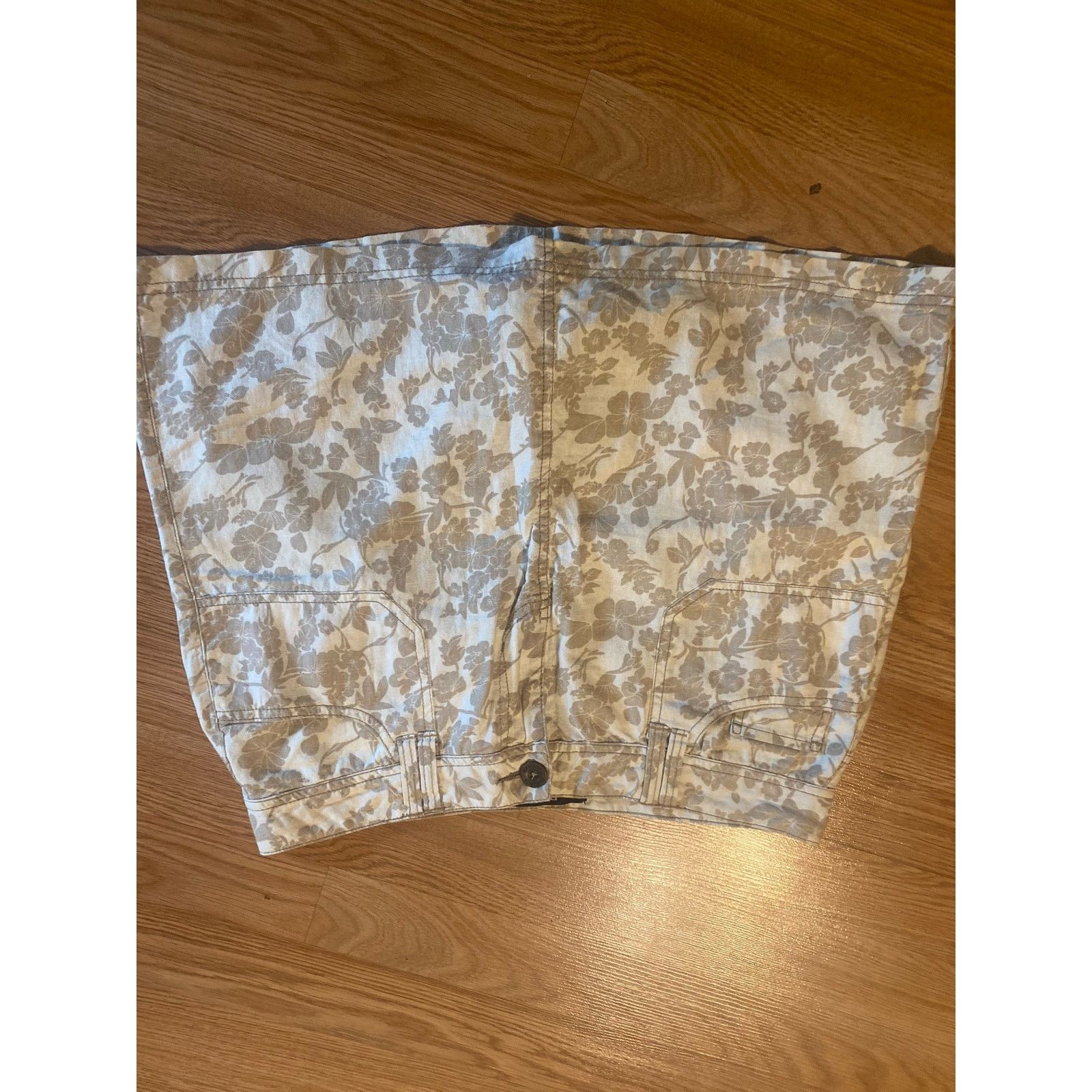 & Other Stories Floral Skirt Size 10 With Short Pockets and Zipper Size 33" - 1 Thumbnail