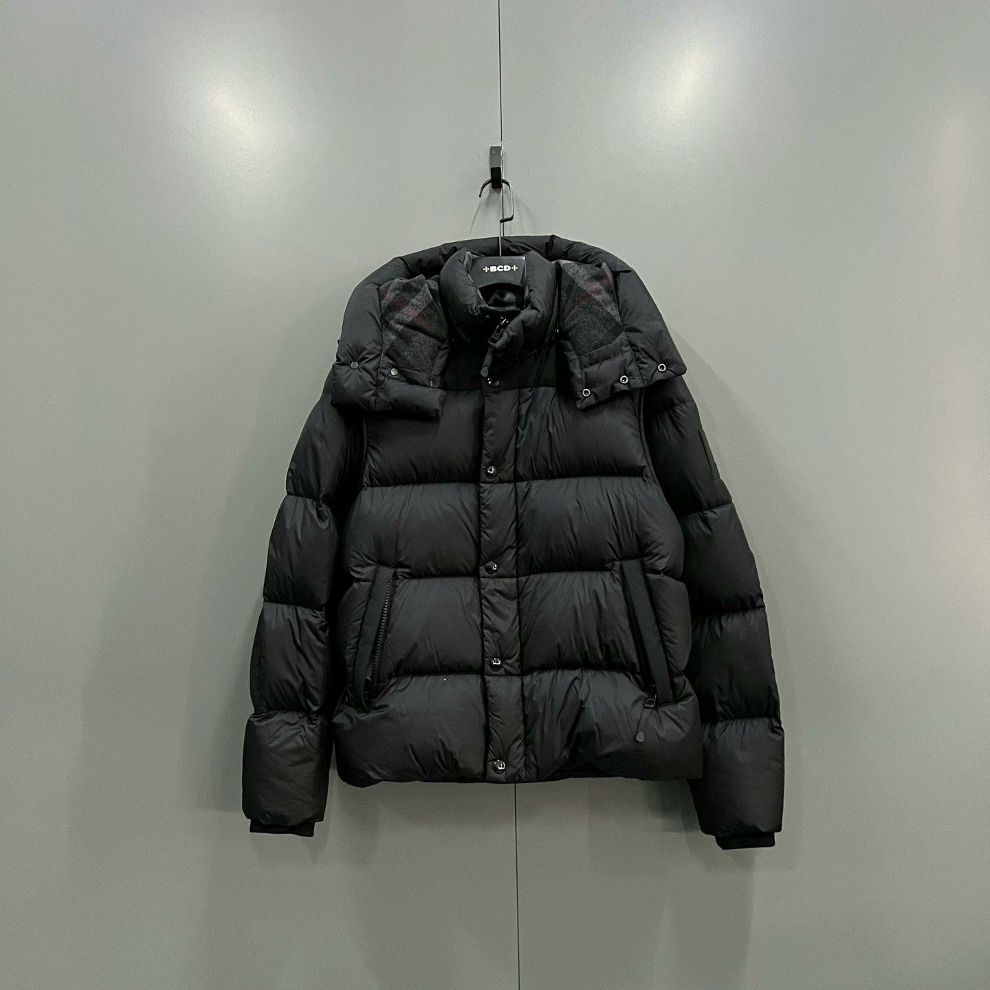 Burberry Burberry Black Collar Check Down Jacket Size US S / EU 44-46 / 1 - 1 Thumbnail