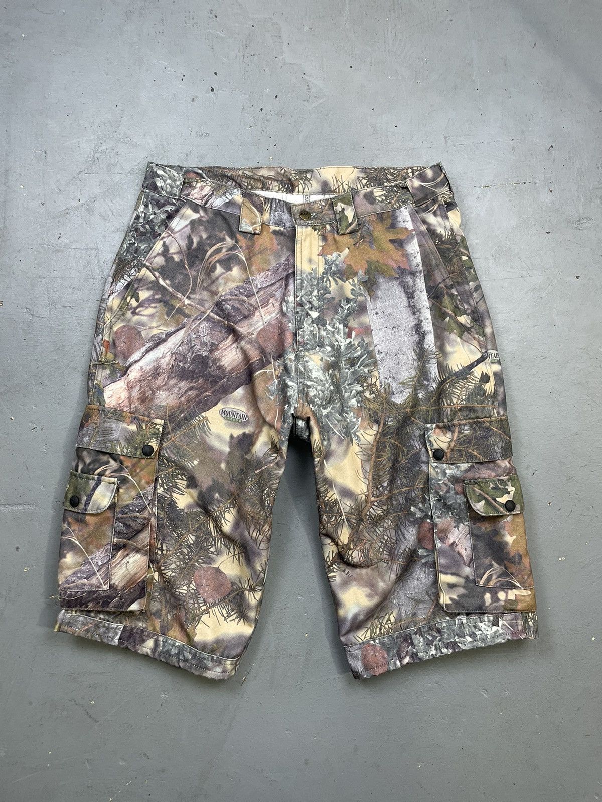 Vintage Vintage camo utility cargo pocket shorts size 34-T baggy Size US 34 / EU 50 - 1 Thumbnail