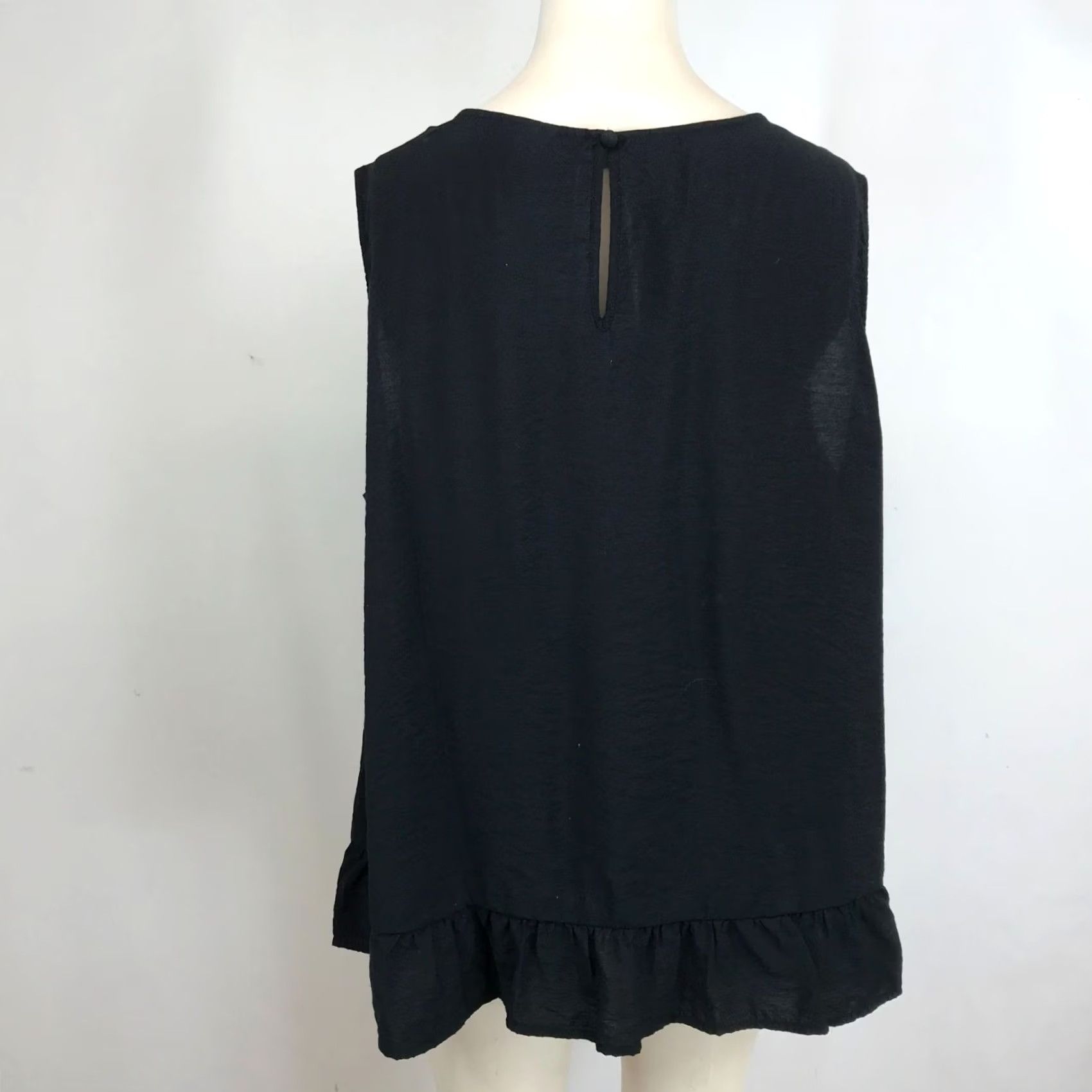 Torrid Torrid Black Round Neck Rayon Blend Ruffle Top Womens Size 1 Size XS / US 0-2 / IT 36-38 - 5 Thumbnail