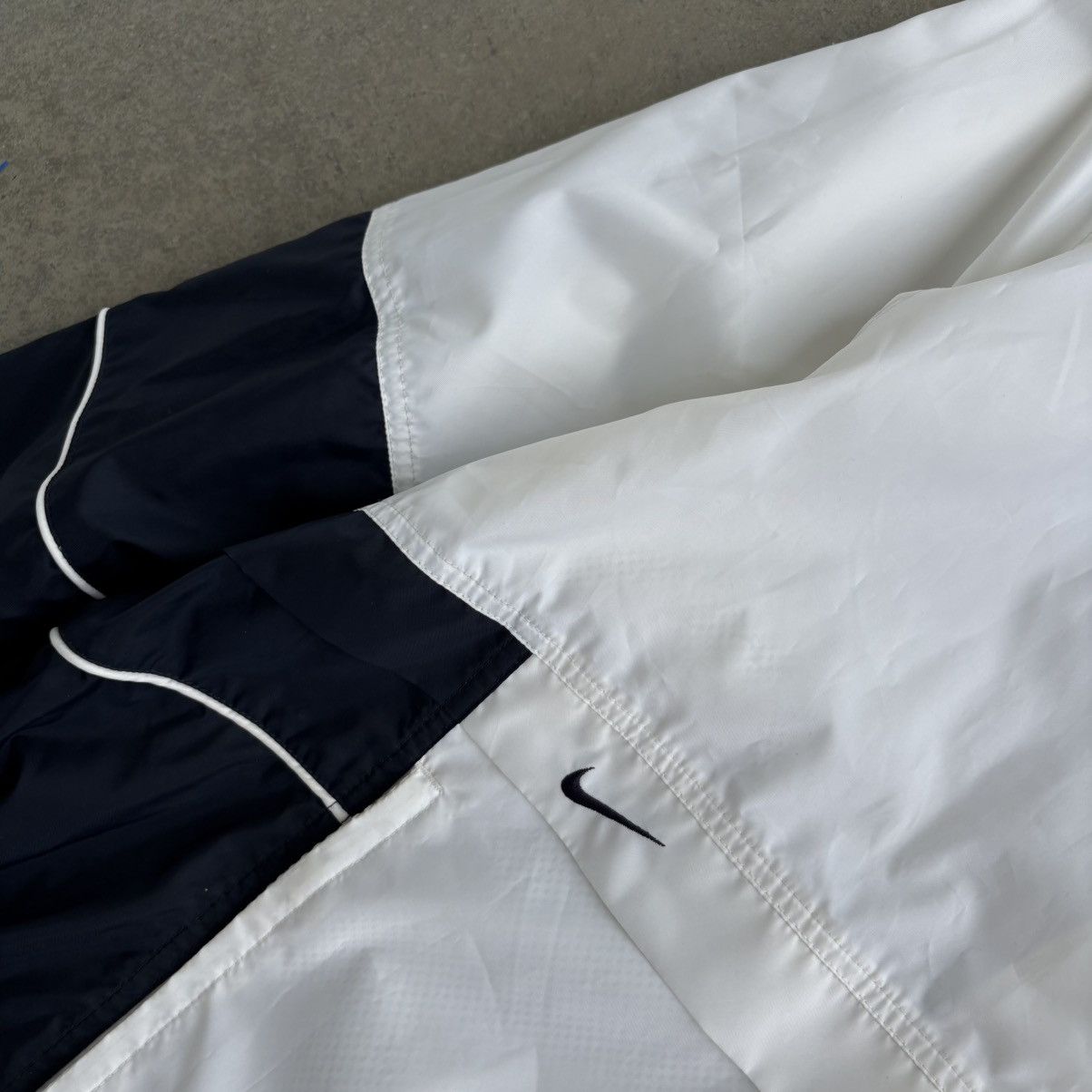 Nike × Vintage Vintage Nike Blue and White Windbreaker Jacket Athletic XL Size US XL / EU 56 / 4 - 4 Thumbnail