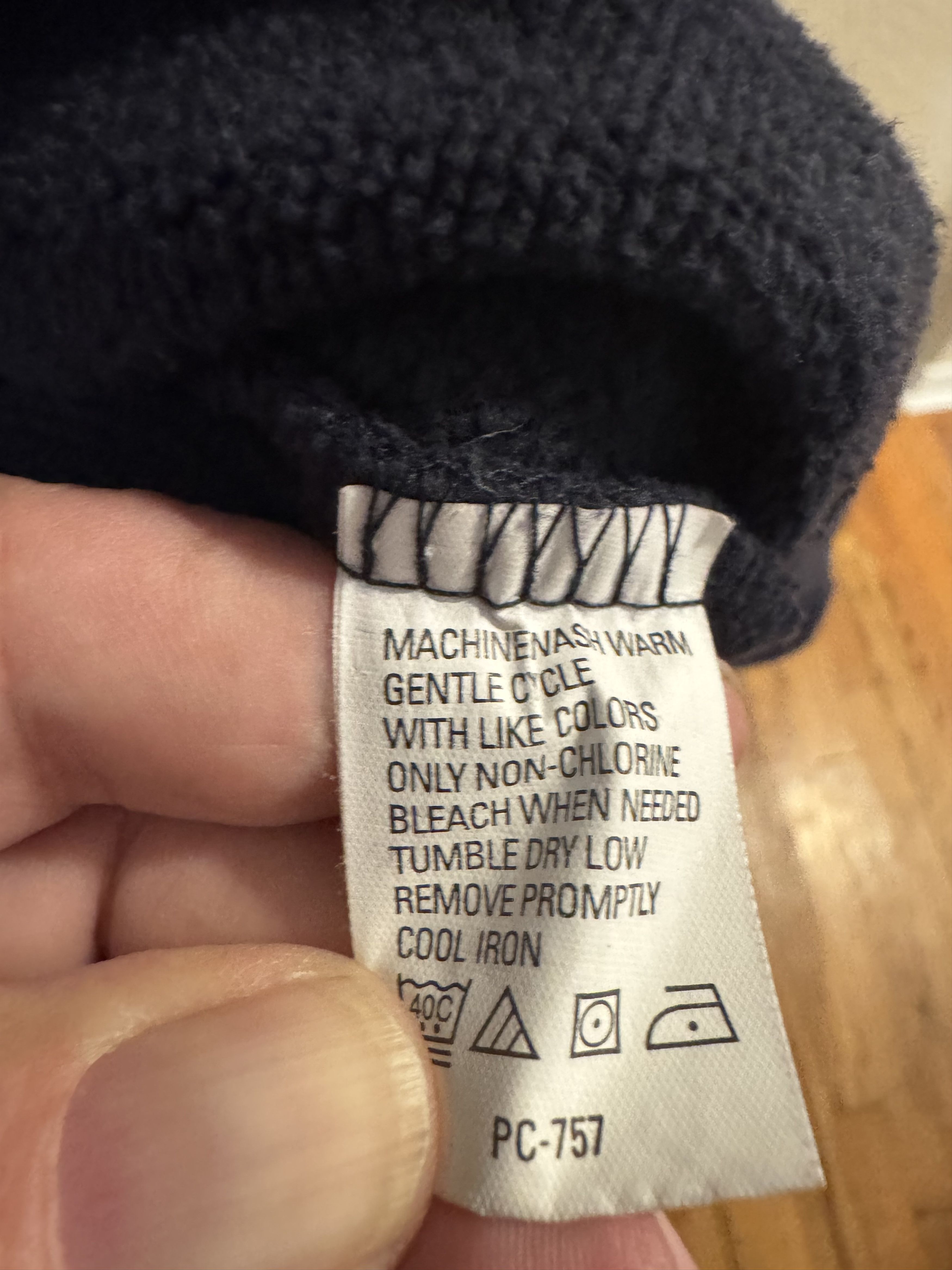 Izod Izod Black Sweatshirt. US L. Gently Used. Size US L / EU 52-54 / 3 - 2 Thumbnail