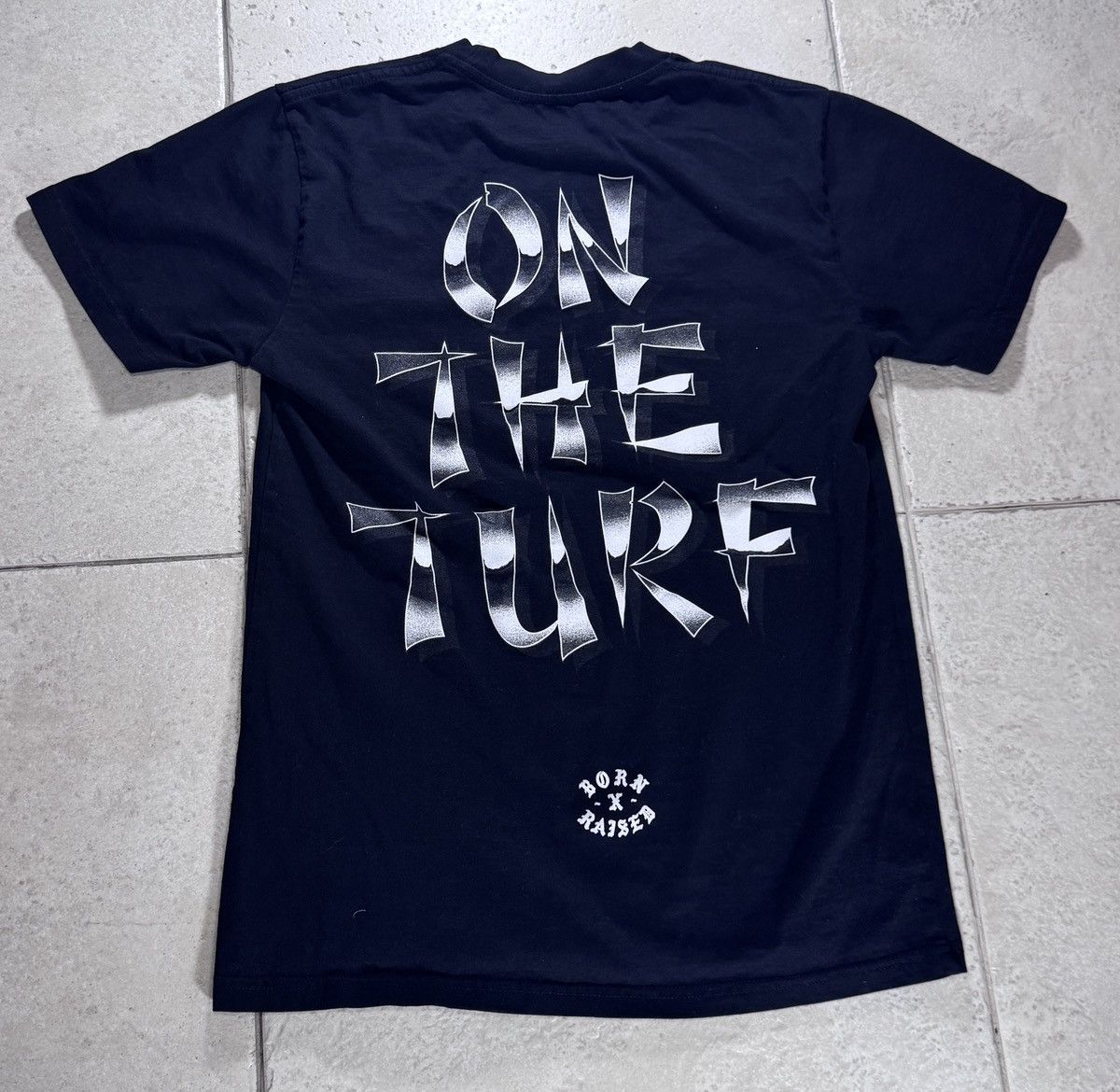 Born X Raised Born x Raised “On The Turf” tee in black. Size S Size US S / EU 44-46 / 1 - 1 Thumbnail