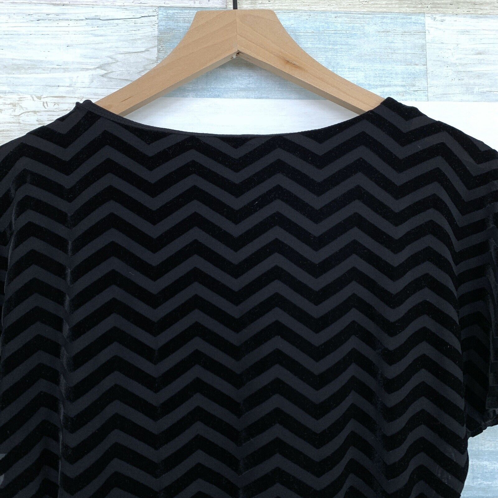 White House Black Market White House Black Market Velvet Chevron Blouse Black XXS Size XXS / US 00 / IT 34 - 5 Thumbnail