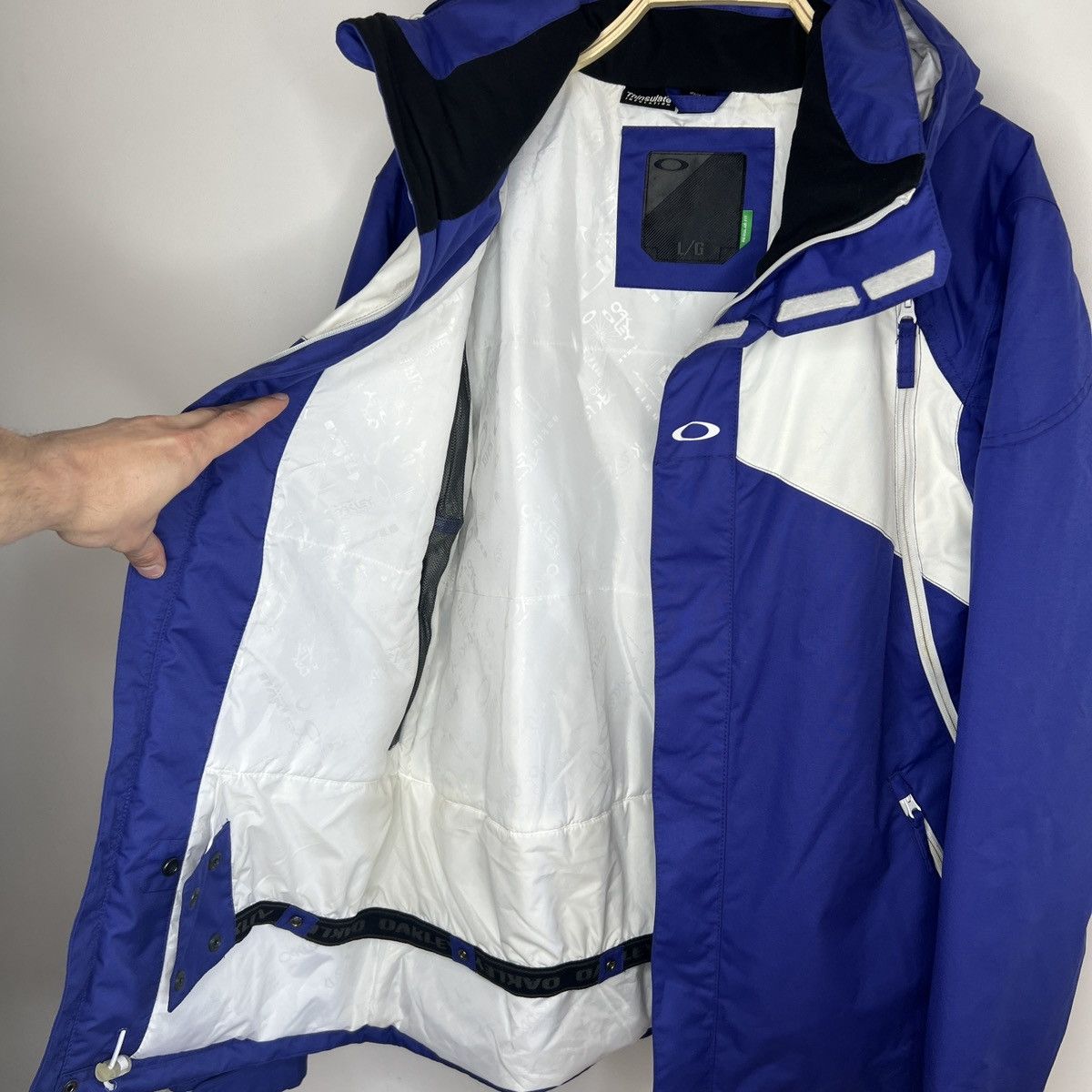 Oakley 00s Oakley Vintage Waterproof Hooded Jacket Y2K Size US L / EU 52-54 / 3 - 9 Thumbnail