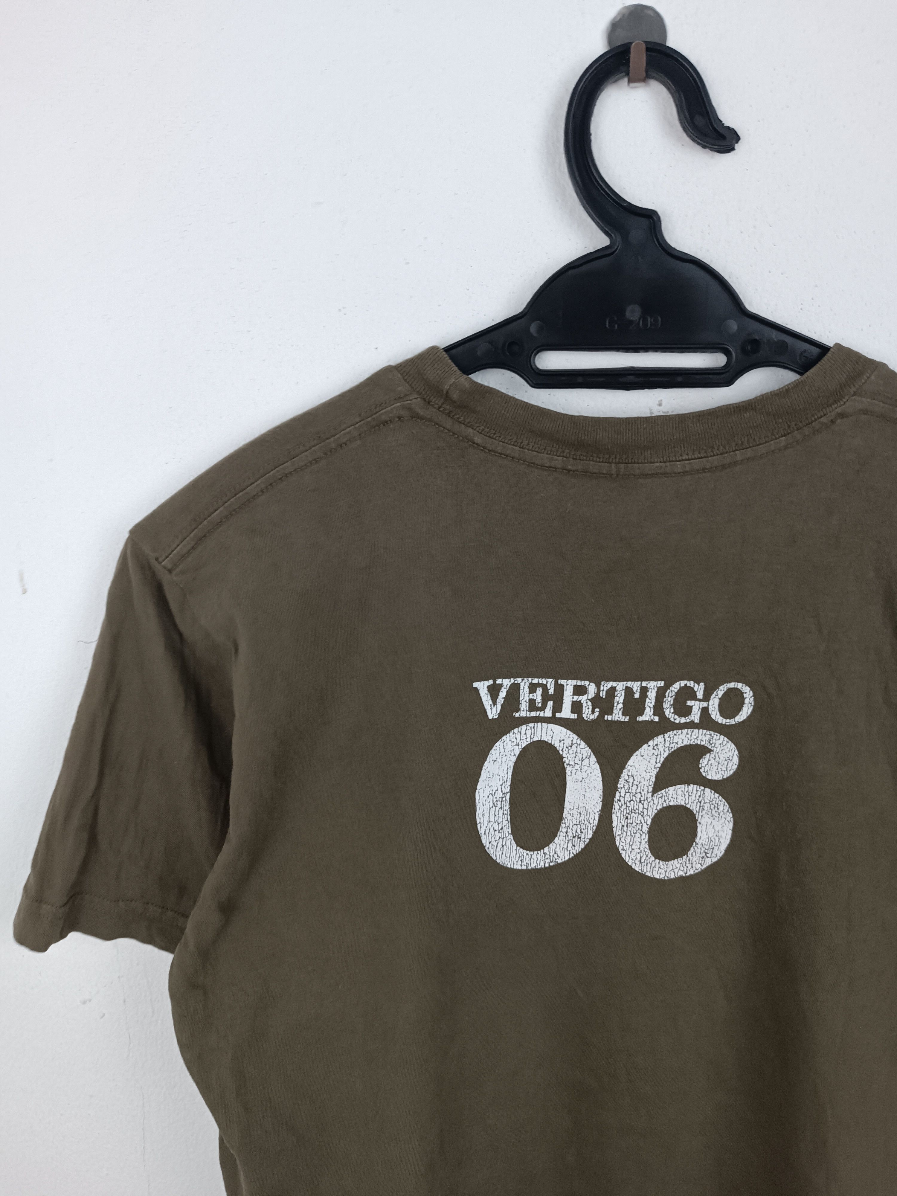 Band Tees VINTAGE Y2K U2 DISMANTLE VERTIGO TOUR TEE bono rem Size US S / EU 44-46 / 1 - 12 Thumbnail