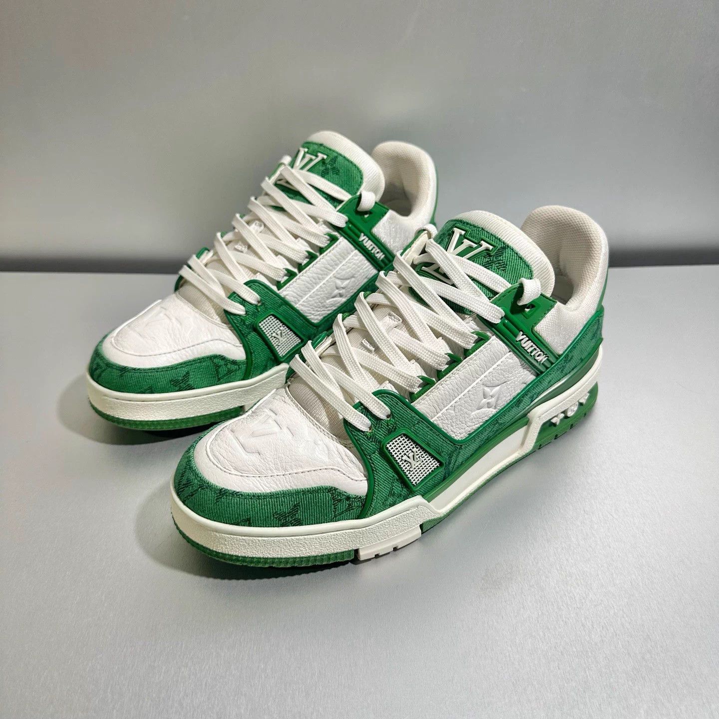 Louis Vuitton Louis Vuitton Trainer White Green 6/40 Worn once Size US 7 / EU 40 - 1 Thumbnail