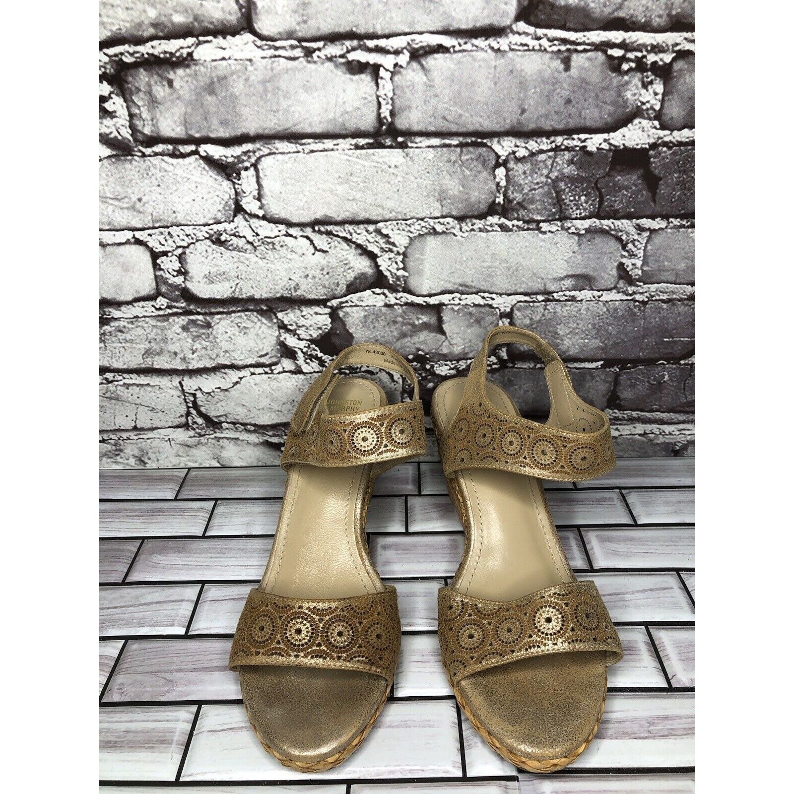 Johnston & Murphy Johnston & Murphy Georgiana Metallic Gold Leather Wedge Stra Size US 9.5 / IT 39.5 - 12 Thumbnail