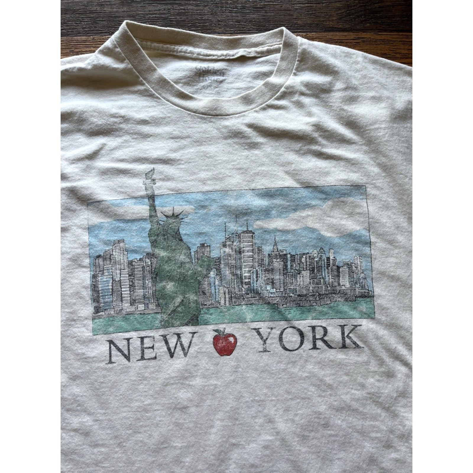 Apple VINTAGE Women's Golden Hour T-Shirt White New York One Size Big Apple Liberty Oversized Size ONE SIZE - 2 Thumbnail