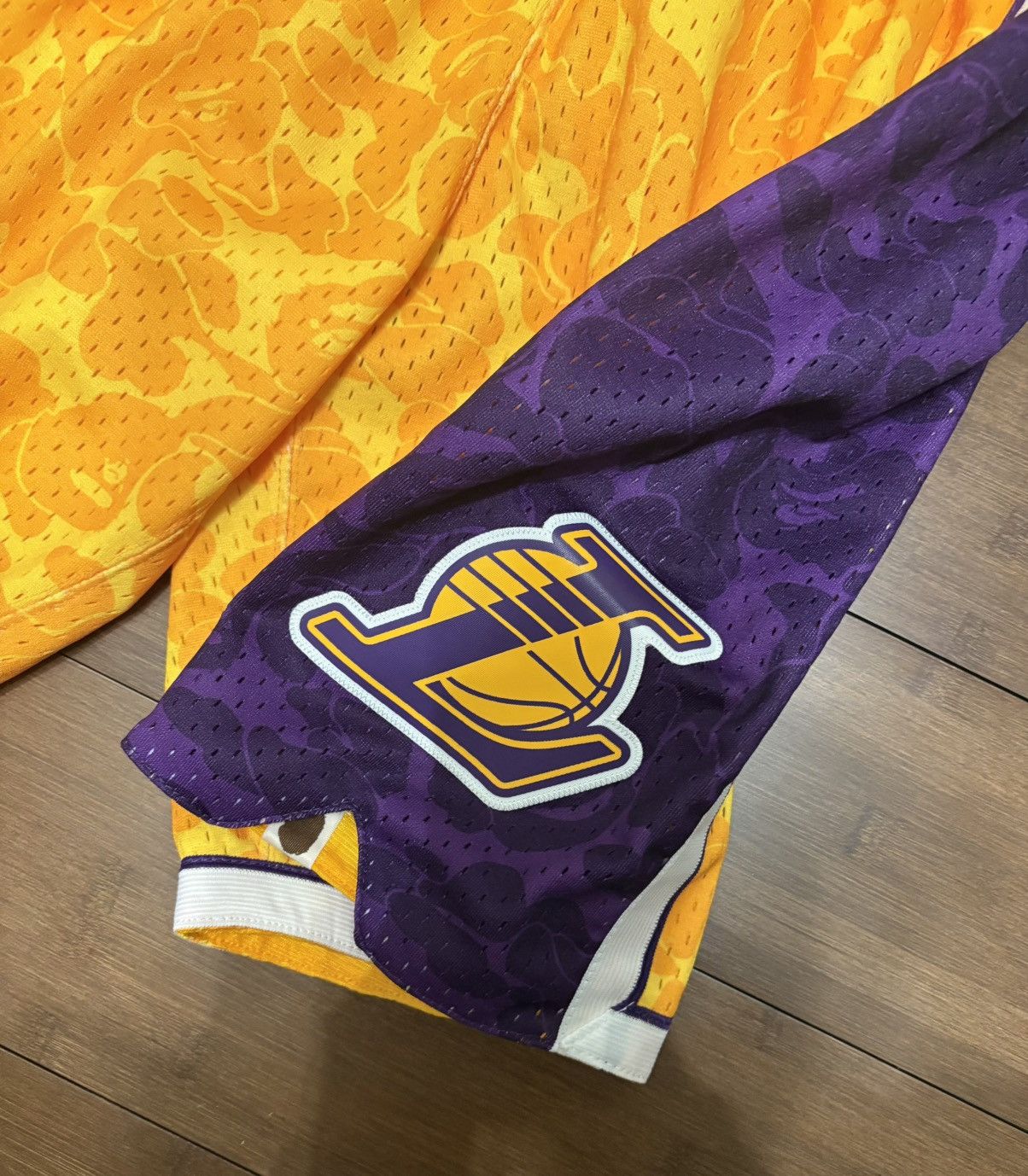 Bape × Mitchell & Ness × NBA Bape Los Angeles LA Lakers Basketball Shorts Size US 32 / EU 48 - 3 Thumbnail