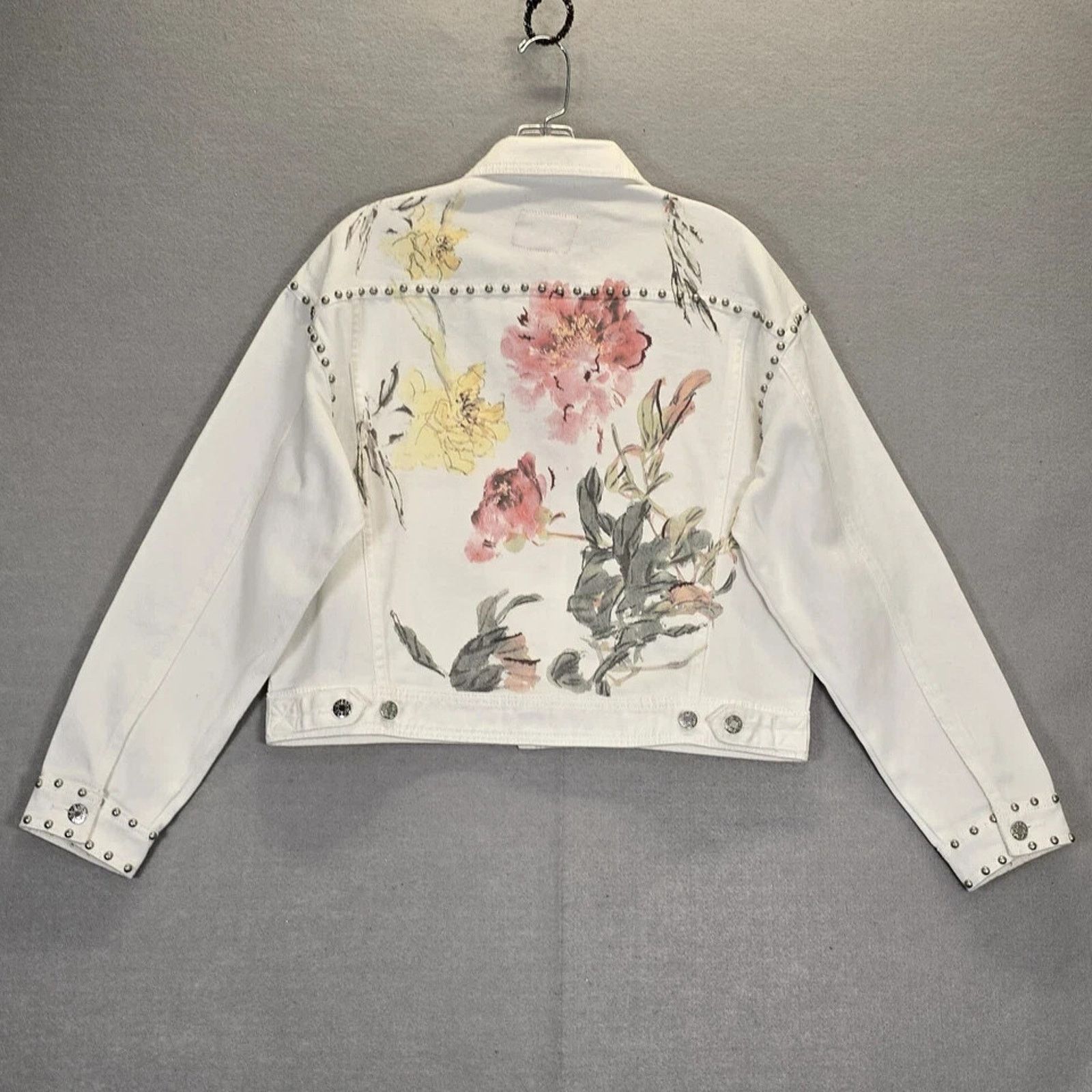 Guess GUESS CARA FLORAL STUDDED WHITE DENIM TRUCKER JEAN JACKET M Size M / US 6-8 / IT 42-44 - 3 Thumbnail