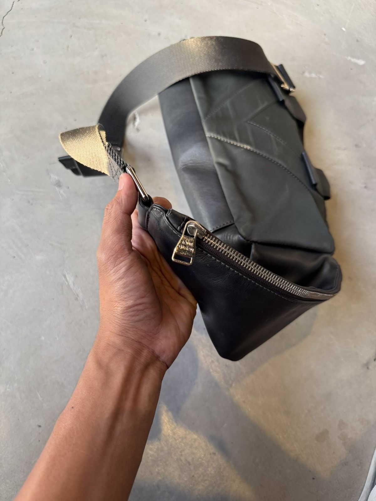 Louis Vuitton LOUIS VUITTON Grey Leather Fast V Line Crossbody Bumbag Bag Size ONE SIZE - 8 Thumbnail