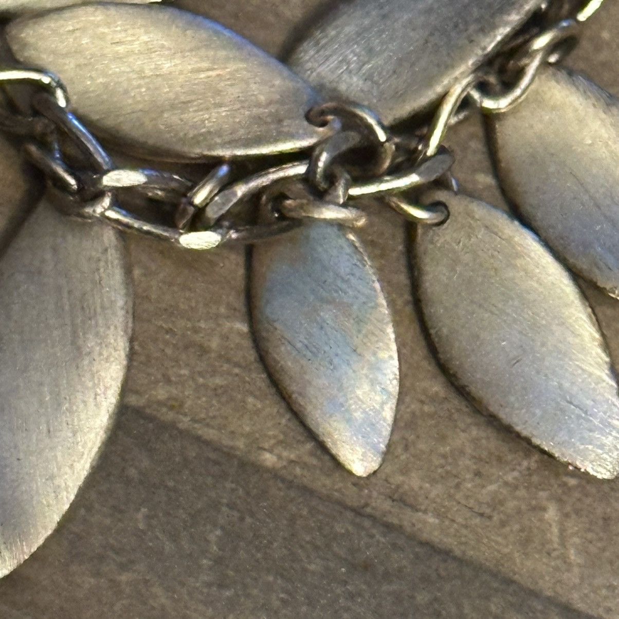 Other Long gold tone dangling leaves necklace Size ONE SIZE - 4 Thumbnail