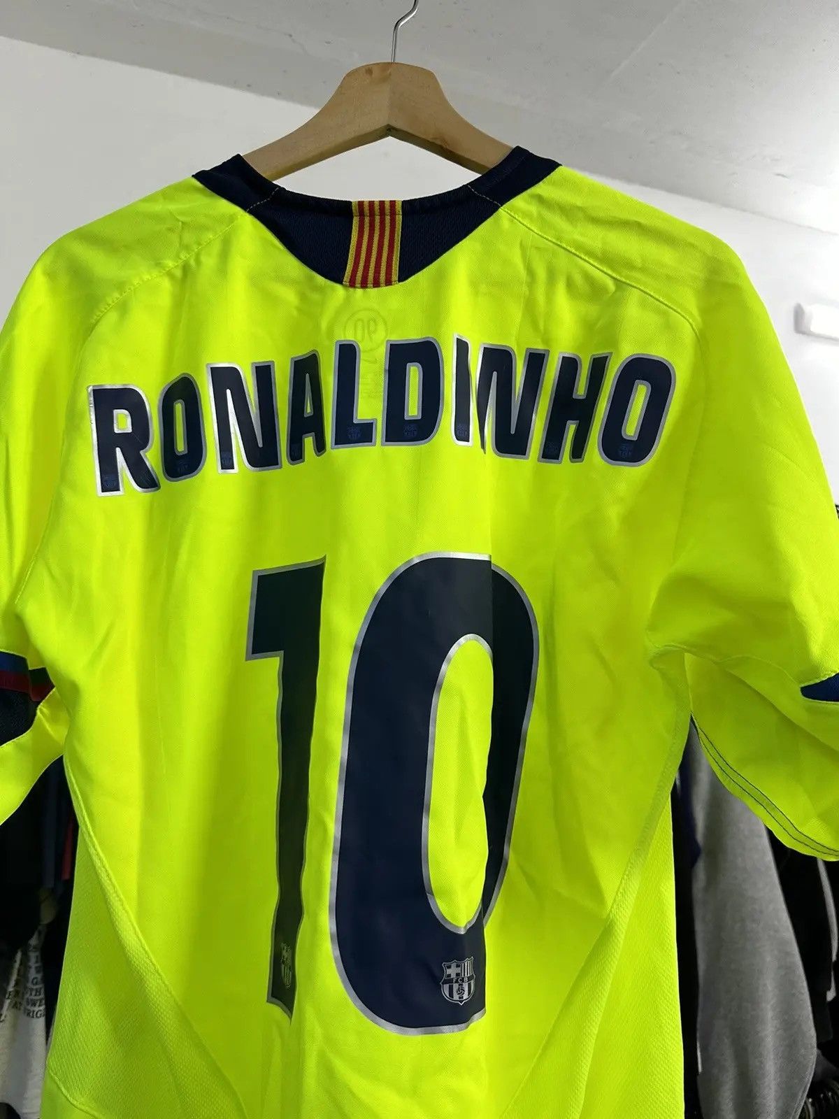 Nike F.C. Barcelona #10 Ronaldinho RARE SOCCER JERSEY Size US M / EU 48-50 / 2 - 4 Thumbnail