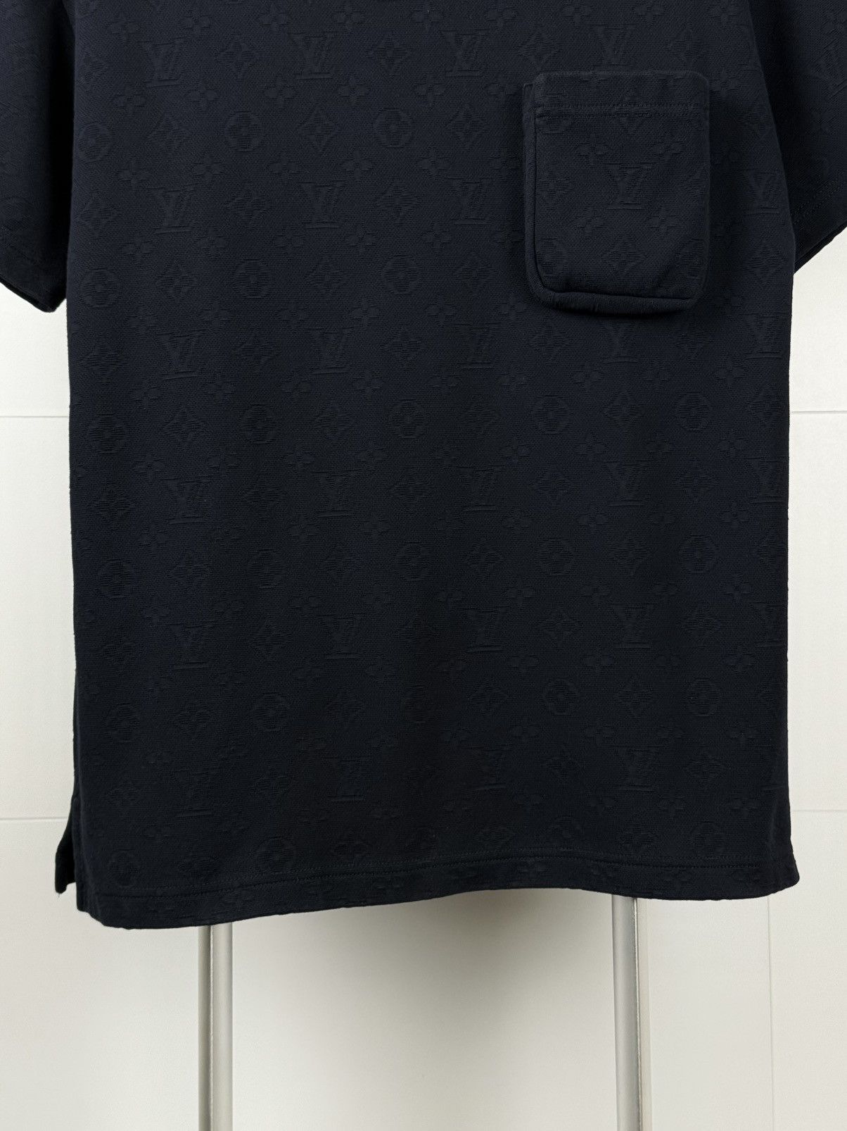 Louis Vuitton LOUIS VUITTON t-shirt Monogram navy 3D Pocket MEN size S Size US S / EU 44-46 / 1 - 4 Thumbnail