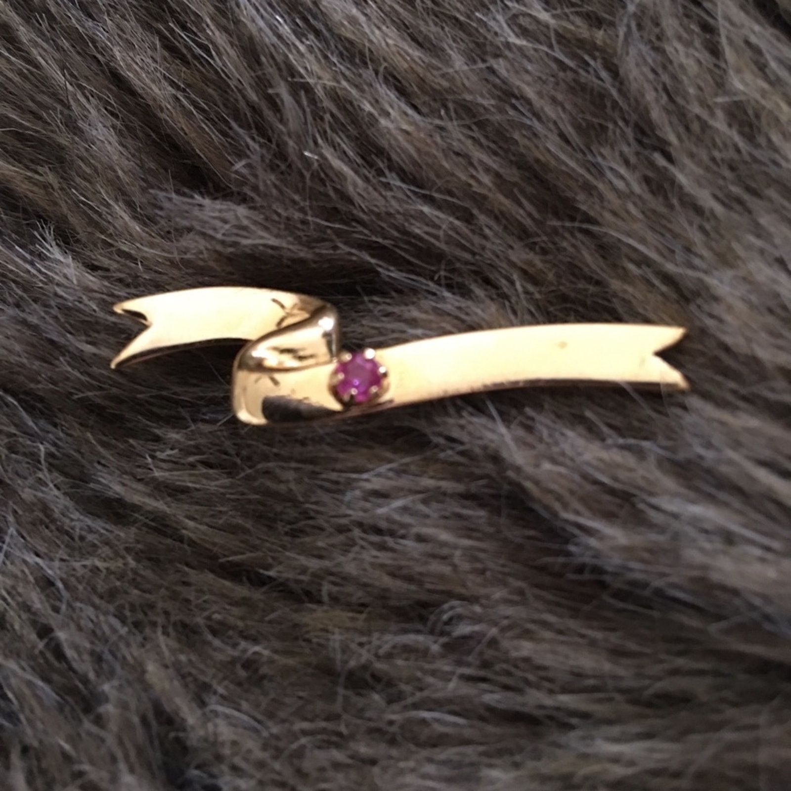 Vintage Vintage Avon PC 1983 gold plated ruby brooch pin Size ONE SIZE - 1 Thumbnail