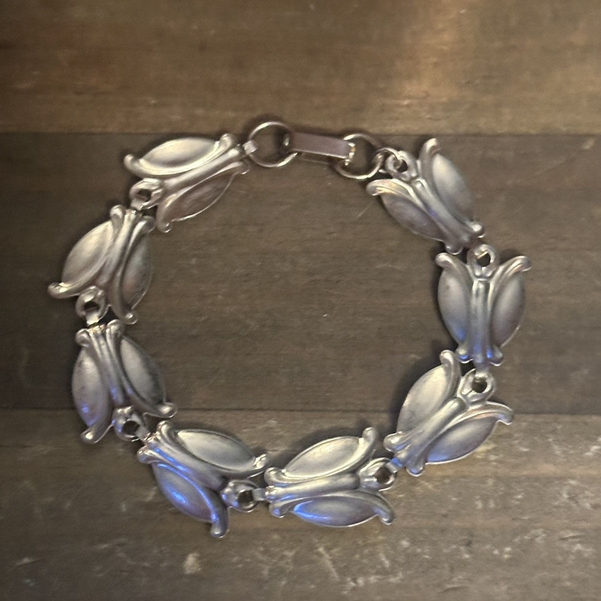 Vintage Vintage gold tone white enamel tulip link bracelet Size ONE SIZE - 4 Thumbnail